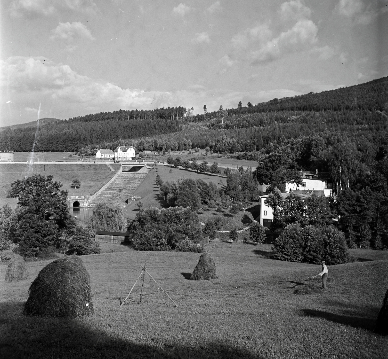 Csehország, Luhačovice, szemben balra a víztározó gátja., 1949, Lőrinczi Ákos, Csehszlovákia, vízmű, látkép, kazal, Fortepan #135009