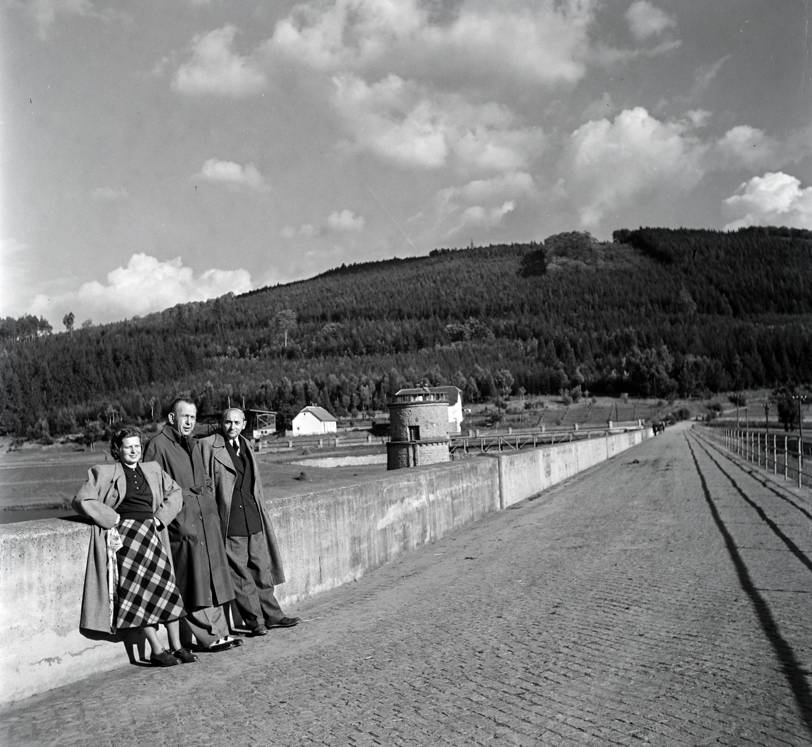Czech Republik, Luhačovice, a felvétel a víztározó gátján készült., 1949, Lőrinczi Ákos, Czechoslovakia, waterworks, akimbo, Fortepan #135011