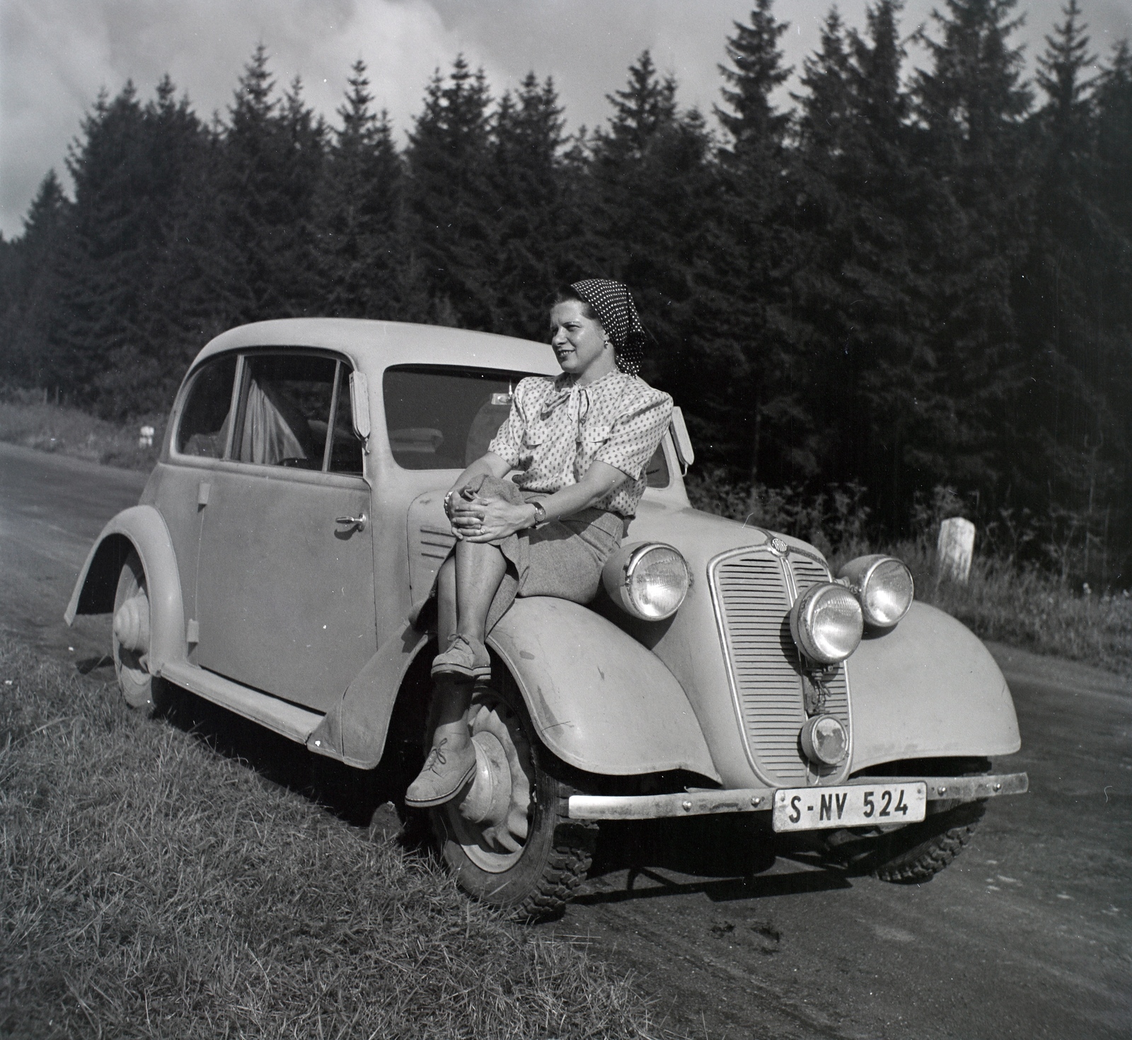 1949, Lőrinczi Ákos, Czechoslovakia, Tatra-brand, automobile, number plate, leg over leg, intertwined fingers, sitting on a car, girls'n'cars, Fortepan #135014