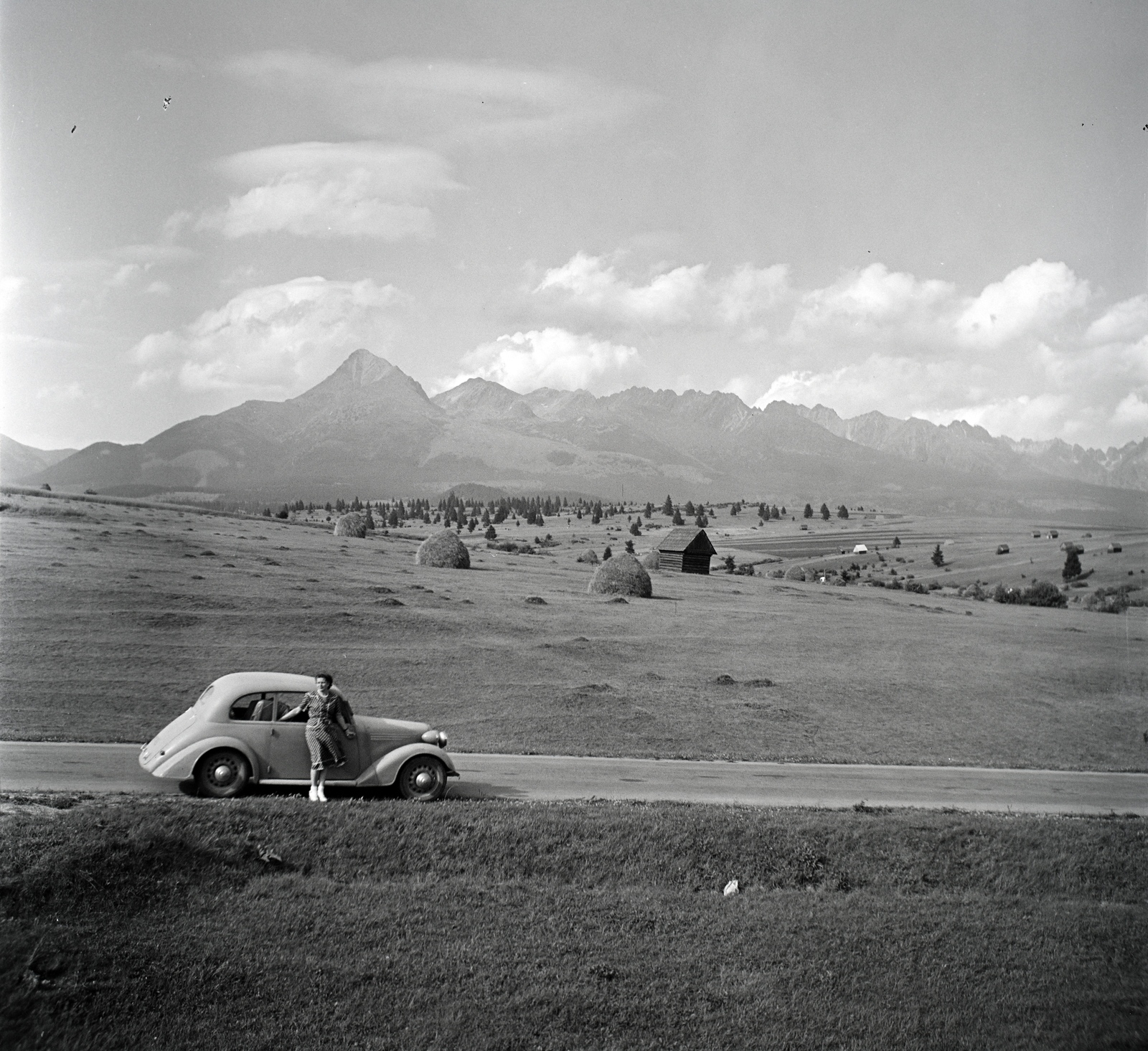 Slovakia, Važec, Liptói–medence, a távolban a Magas-Tátra, balra a Kriván., 1949, Lőrinczi Ákos, Czechoslovakia, Tatra-brand, automobile, hay, Tatra Mountains, Fortepan #135016