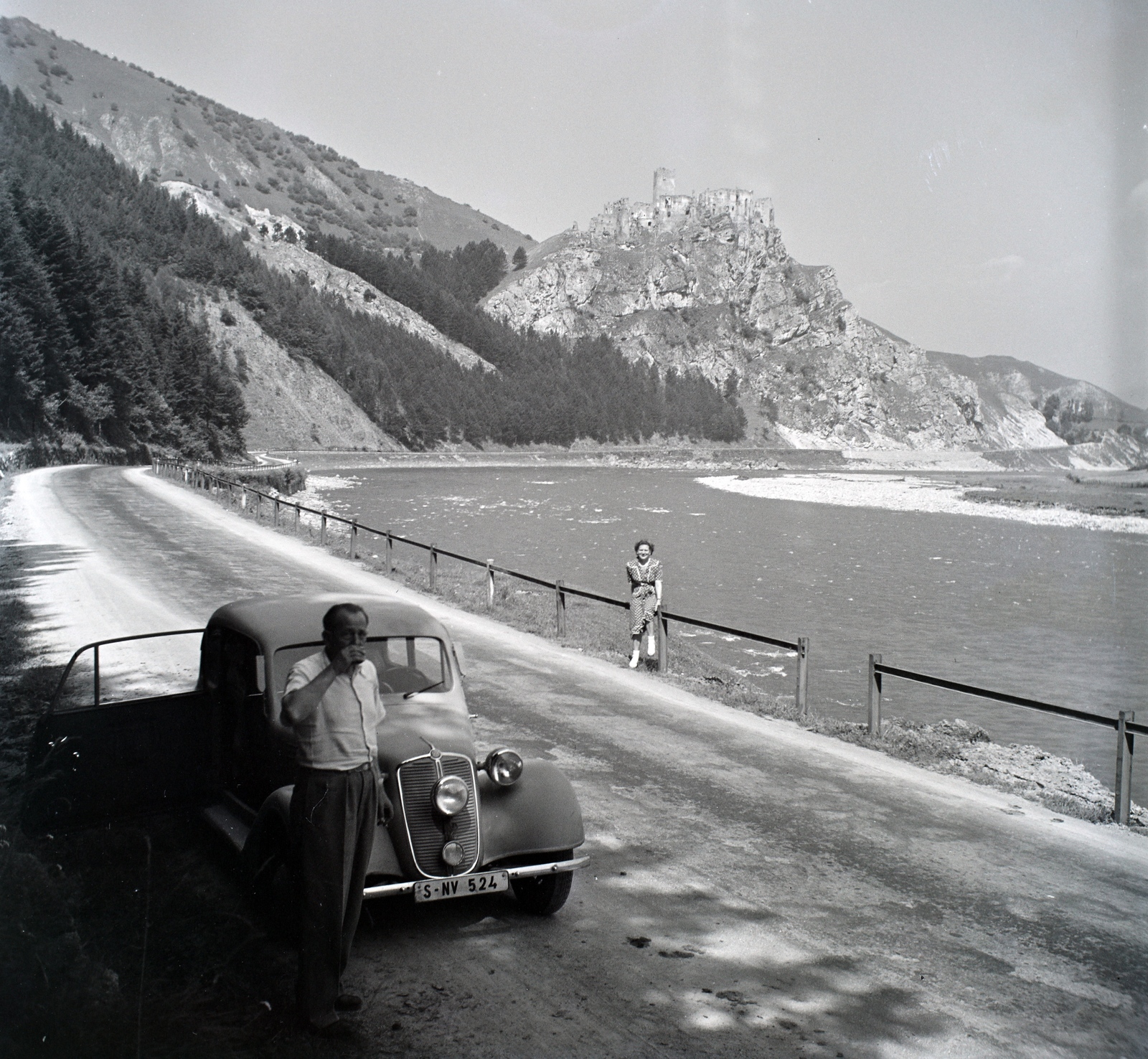 Slovakia, Strečno, a Vág folyó partja, szemben a vár., 1949, Lőrinczi Ákos, Czechoslovakia, river, Tatra-brand, castle ruins, automobile, sitting on a handrail, Fortepan #135017