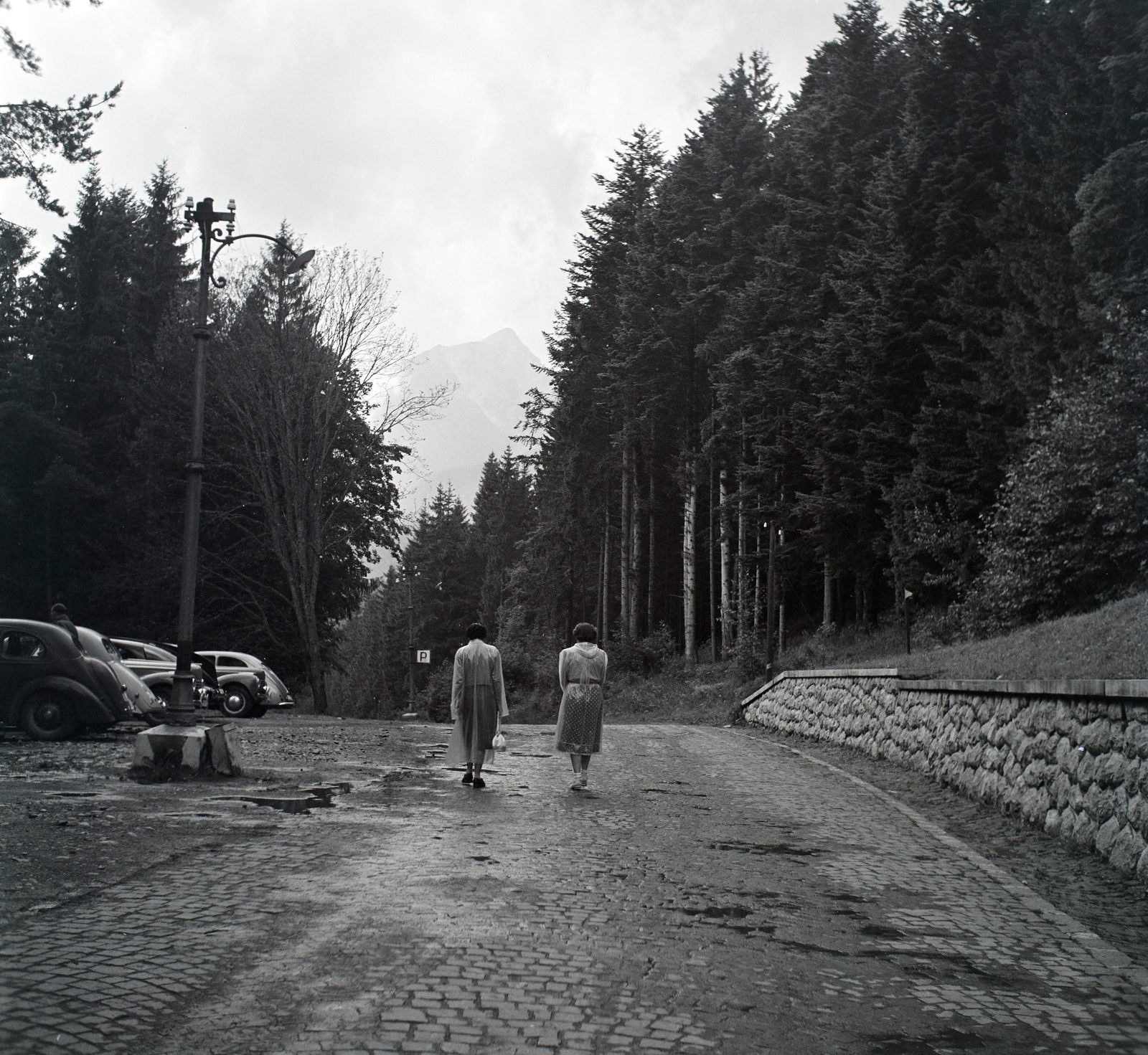 Slovakia, High Tatras, Tatranská Lomnicá, a távolban a Nagyszalóki-csúcs látszik., 1949, Lőrinczi Ákos, Czechoslovakia, raincoat, Tatra Mountains, Fortepan #135018