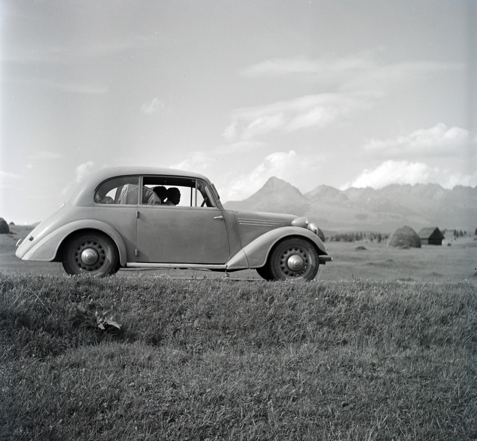 Slovakia, Važec, Liptói–medence, a távolban a Magas-Tátra, balra a Kriván., 1949, Lőrinczi Ákos, Czechoslovakia, Tatra-brand, automobile, hay, Tatra Mountains, Fortepan #135019