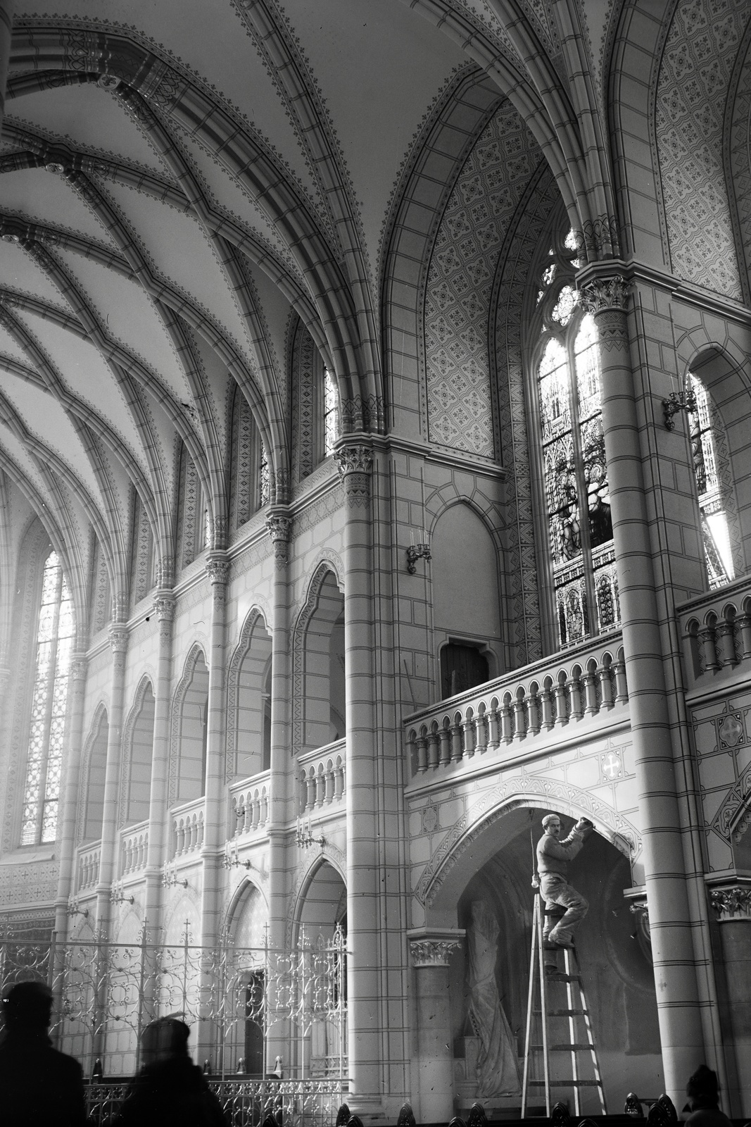 Hungary, Budapest IX., Üllői út, Örökimádás templom. Restuarálási munkák az 1938-as Eucharisztikus Világkongresszus alkalmából., 1937, Lőrinczi Ákos, church interior, painting, Budapest, pointed arch, backlight, Fortepan #135025