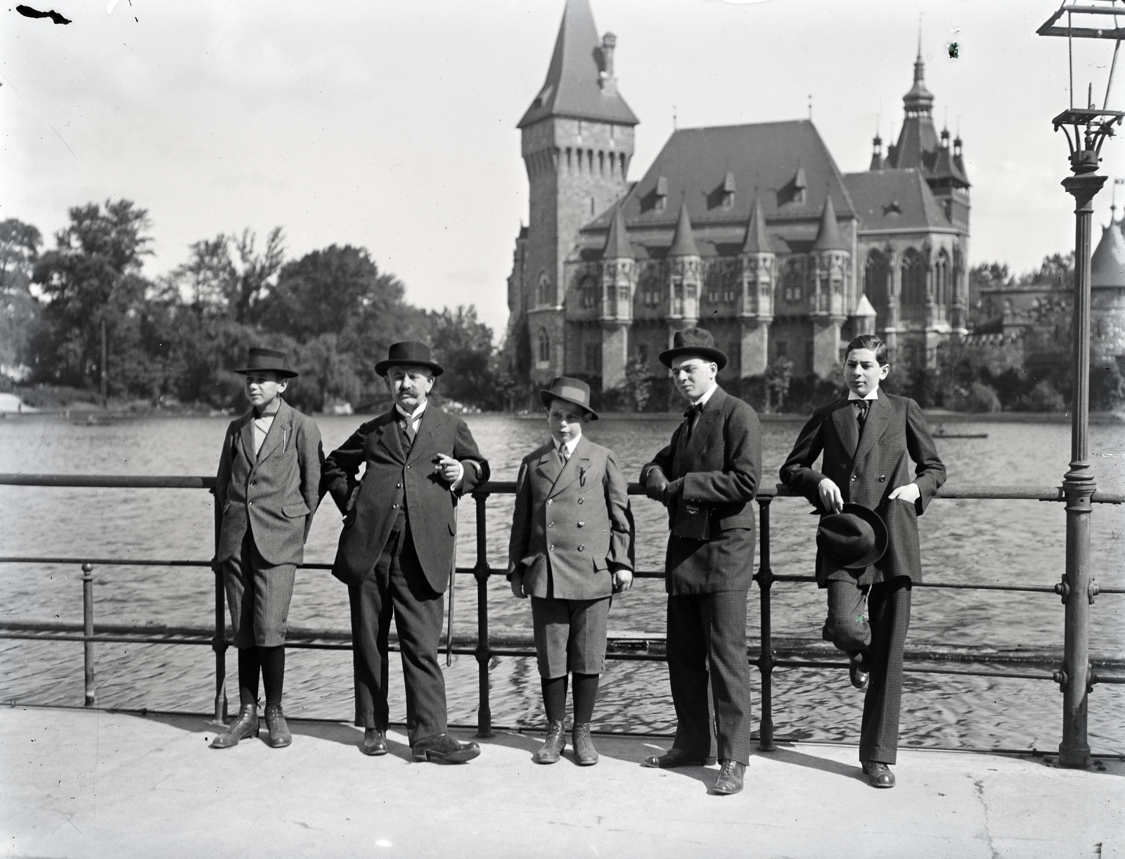 Hungary, Budapest XIV., Városligeti-tó, Vajdahunyad vára., 1903, Lőrinczi Ákos, architectural heritage, castle, lake, water surface, architecture, Ignác Alpár-design, eclectic architecture, Budapest, hat in hand, Fortepan #135041