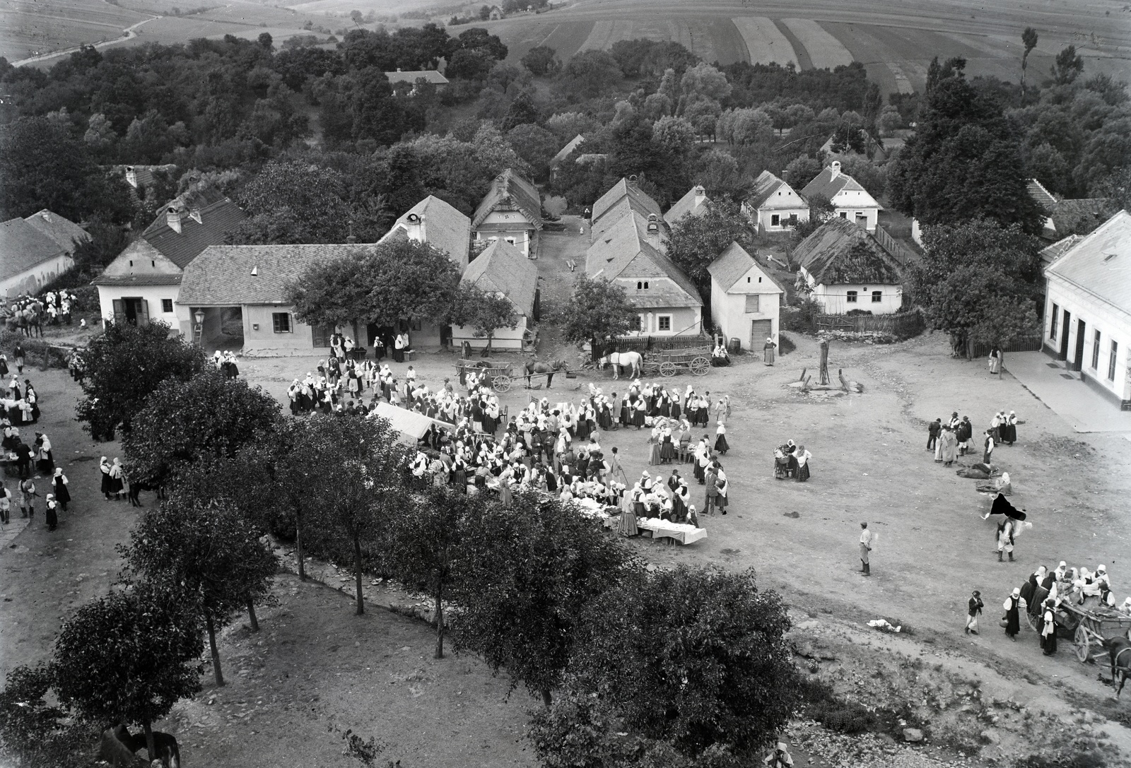 Szlovákia, Verbóc, a község főtere a Szent Erzsébet-templom tornyából nézve, kirakodóvár alkalmával., 1920, Lőrinczi Ákos, falu, vásár, Fortepan #135059