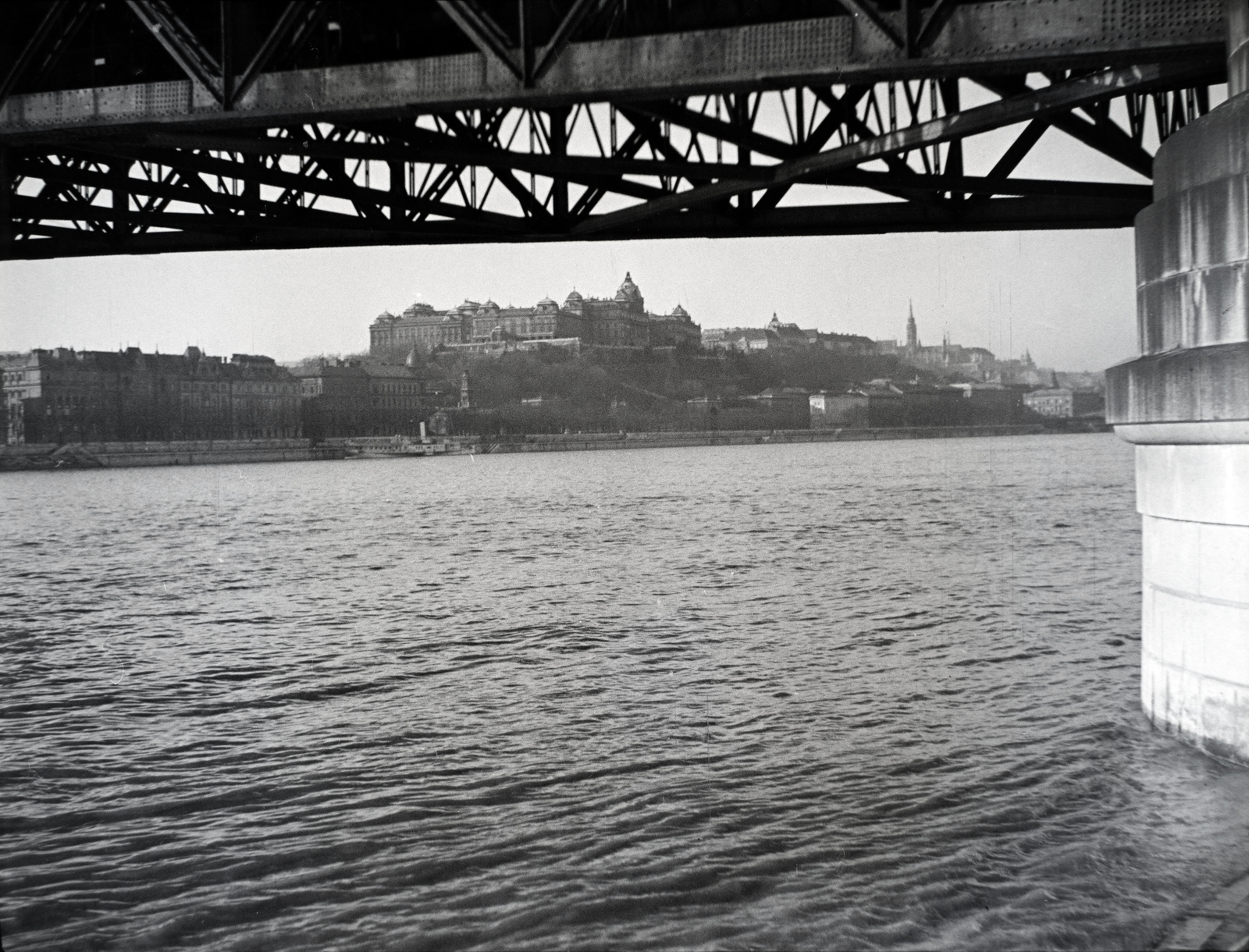 Magyarország, Budapest V.,Budapest I., budai Vár a pesti alsó rakpartról, az Erzsébet híd pesti hídfőjétől nézve., 1935, Lőrinczi Ákos, Budapest, Fortepan #135101