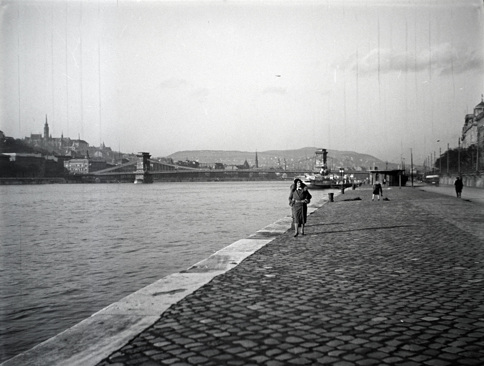 Hungary, Budapest V., pesti alsó rakpart, háttérben a Széchenyi Lánchíd., 1934, Lőrinczi Ákos, Budapest, Danube's shore, Fortepan #135105