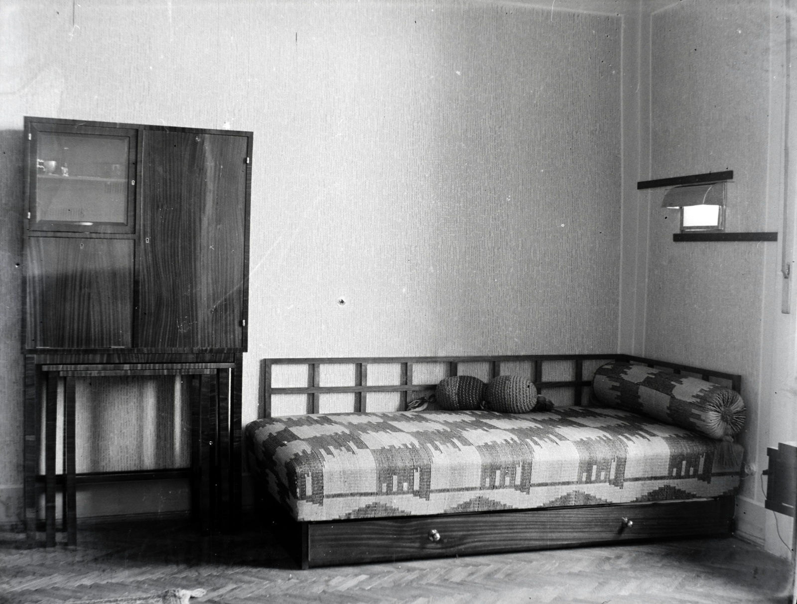 Magyarország, Budapest II., Fő utca 59., Feuer Gusztáv - F. Kurz Auguszta lakása, a belsőépítész házaspár terve alapján készített bútoregyüttes., 1935, Lőrinczi Ákos, Budapest, rekamié, art deco, Fortepan #135107