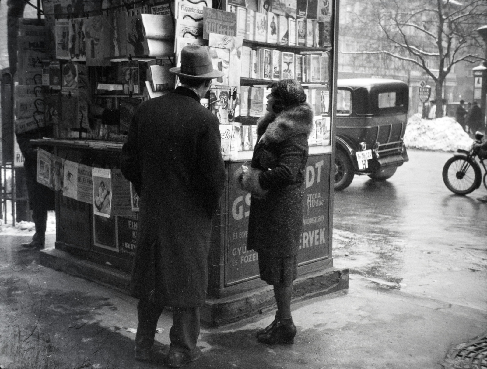 Magyarország, Budapest VI., a felvétel az Andrássy út 30. szám előtt készült, jobbra a gépkocsi mögött a Nagymező utca., 1931, Lőrinczi Ákos, újságárus, automobil, Budapest, Fortepan #135108