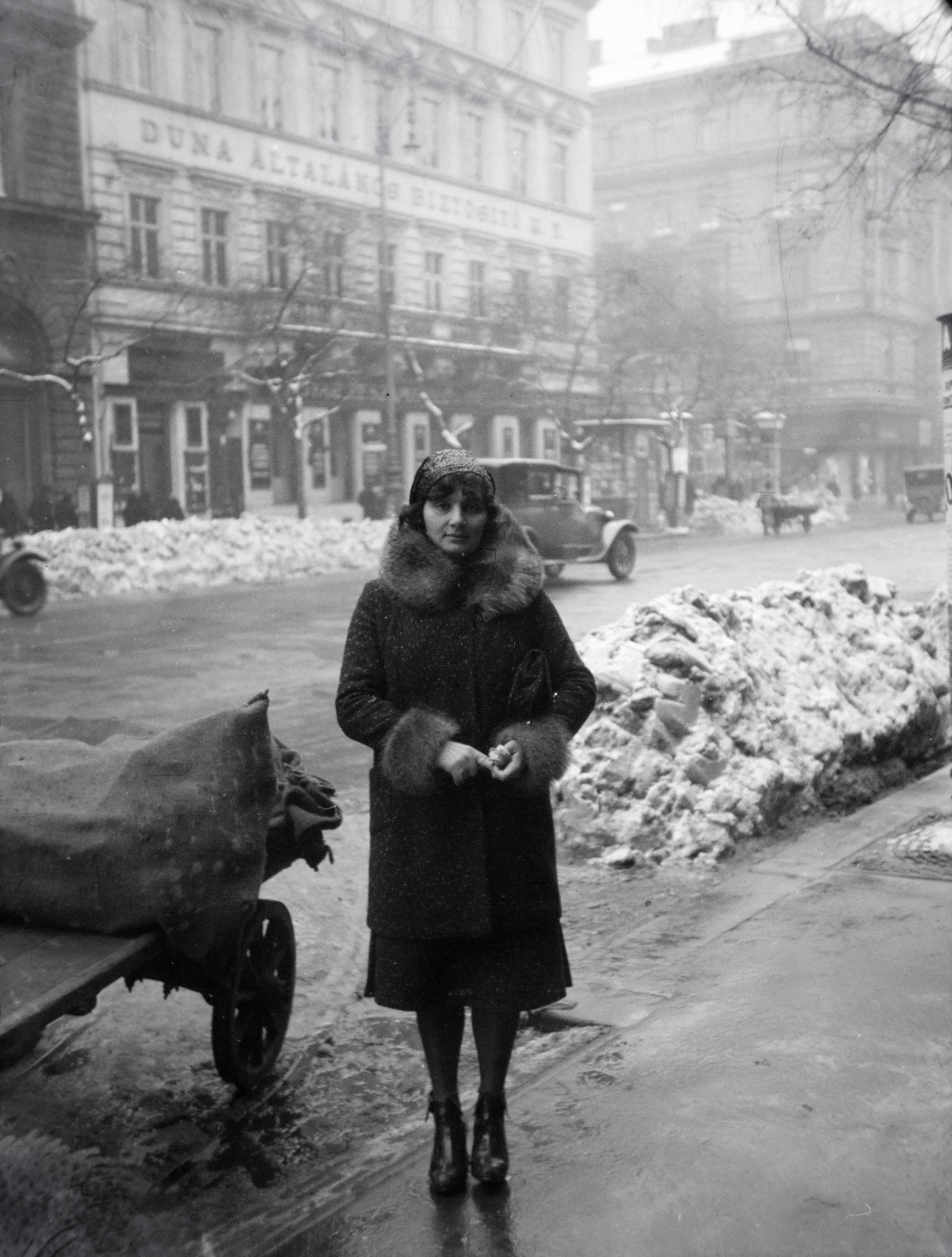 Hungary, Budapest VI., Andrássy út az Oktogon felé nézve, szemben balra a Nagymező utca., 1931, Lőrinczi Ákos, portrait, snow, street view, sack, handbarrow, lady, automobile, fur, Budapest, Fortepan #135109