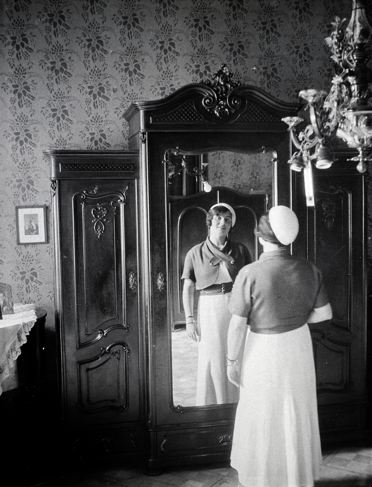 Csehország, Prága, Vinohradská ulice 13., Kurz Auguszta albérlete., 1929, Lőrinczi Ákos, kalap, tükör, enteriőr, csillár, nő, szekrény, tükröződés, tapéta, tükörkép, Fortepan #135116