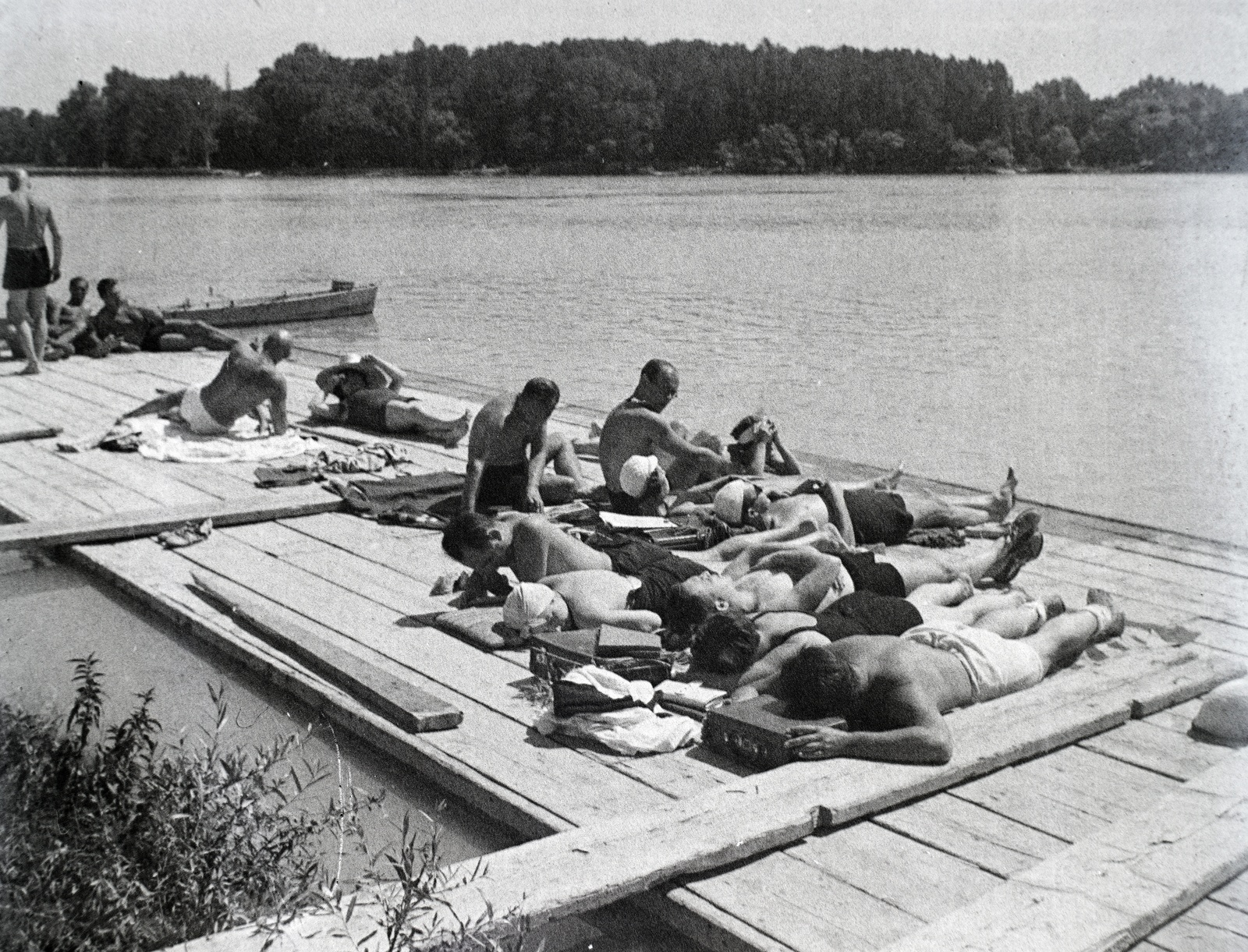 1932, Lőrinczi Ákos, sunbathe, lying on stomach, Fortepan #135119