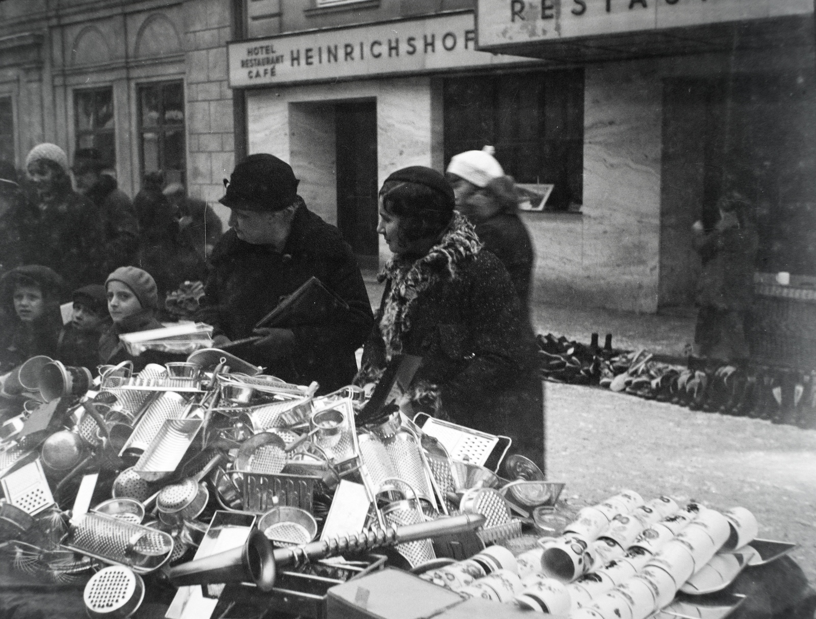 Czech Republik, Nový Jičín, Lidická ulice, háttérben a Hotel Heinrichshof (később Hotel Praha)., 1932, Lőrinczi Ákos, flea market, Fortepan #135135