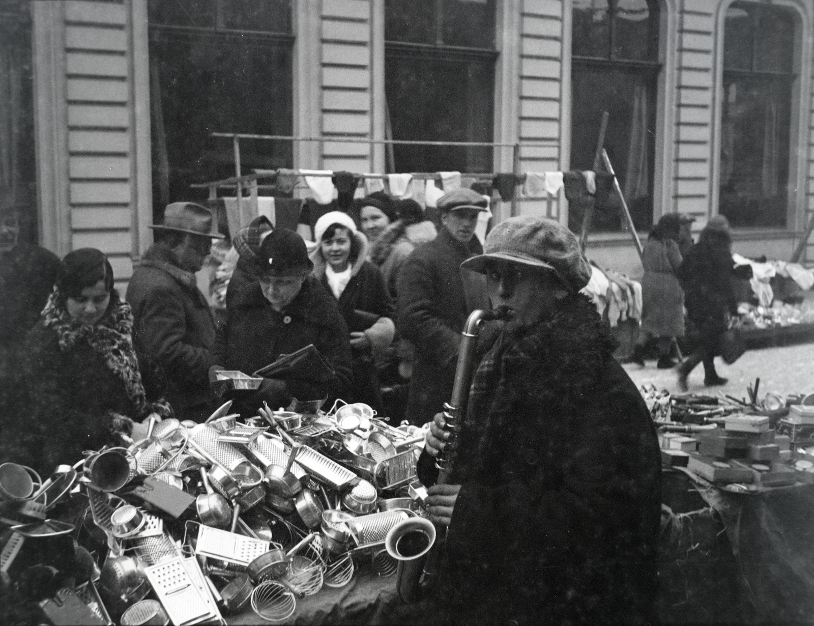 Csehország, Nový Jičín, Lidická ulice, háttérben a Hotel Heinrichshof (később Hotel Praha)., 1932, Lőrinczi Ákos, piac, szaxofon, bolhapiac, Fortepan #135136