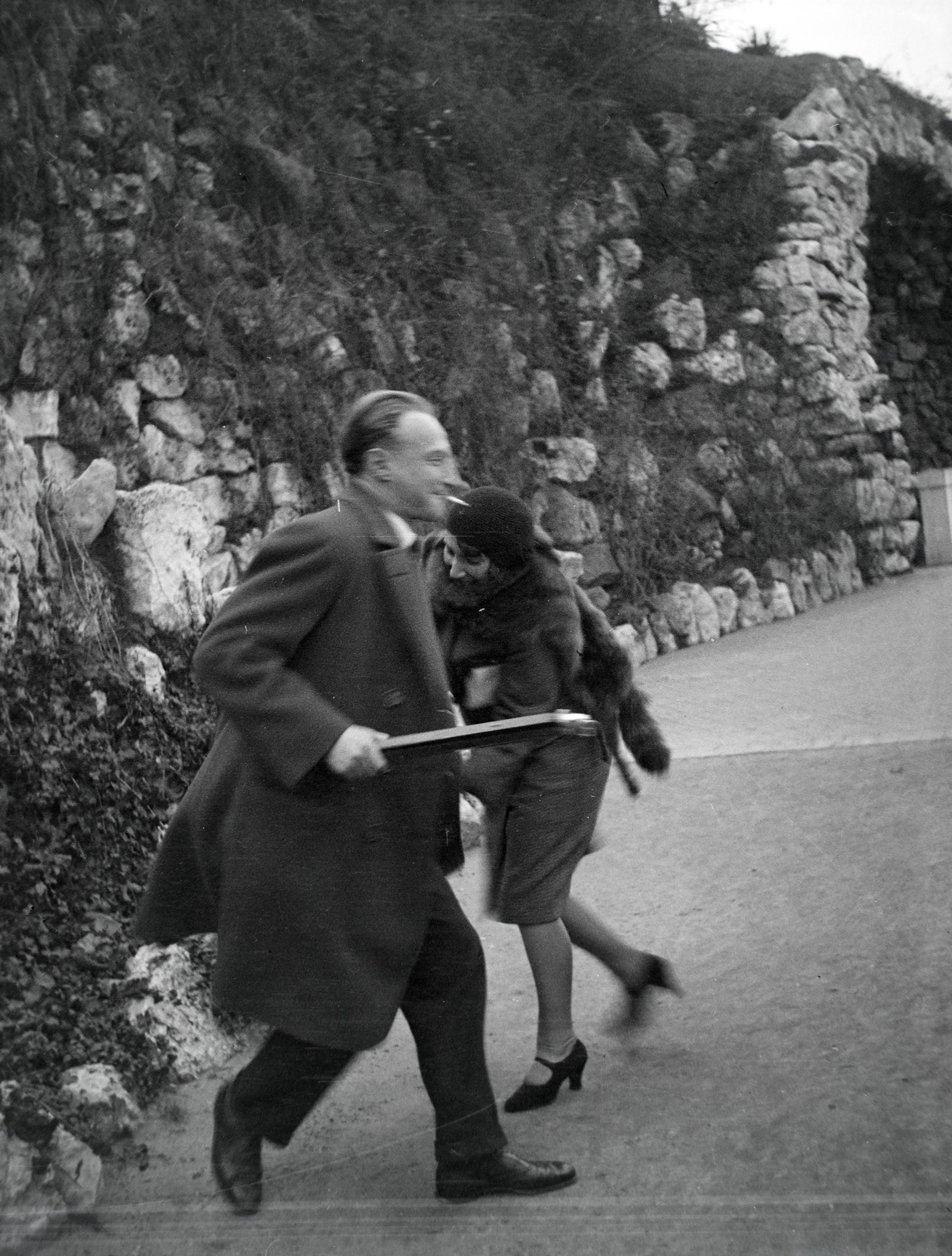 Hungary, Budapest I., a felvétel a Szent Gellért szobor alatti vízesésnél lévő hídnál készült., 1936, Lőrinczi Ákos, fun, jesting, Budapest, Fortepan #135140
