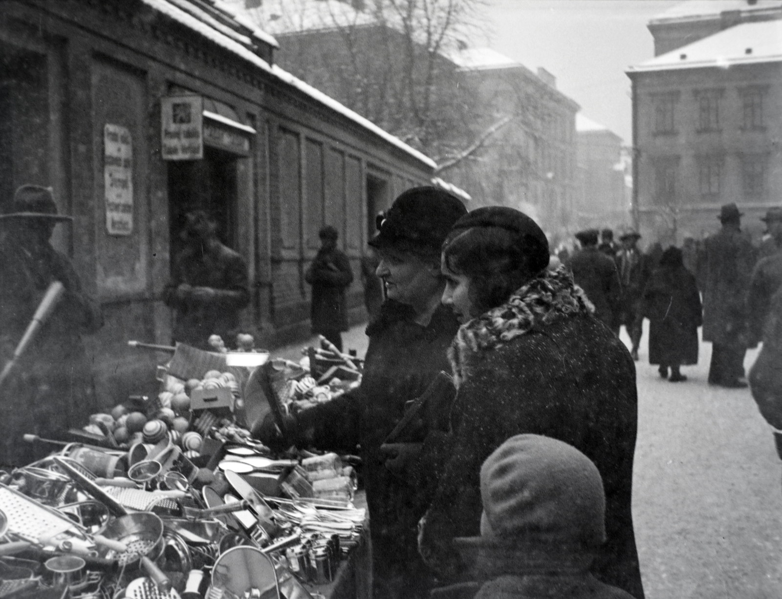 Czech Republik, Nový Jičín, Lidická ulice a Tyršova ulice kereszteződés felé nézve, szemben a Divadelní ulice., 1932, Lőrinczi Ákos, market, flea market, Fortepan #135160