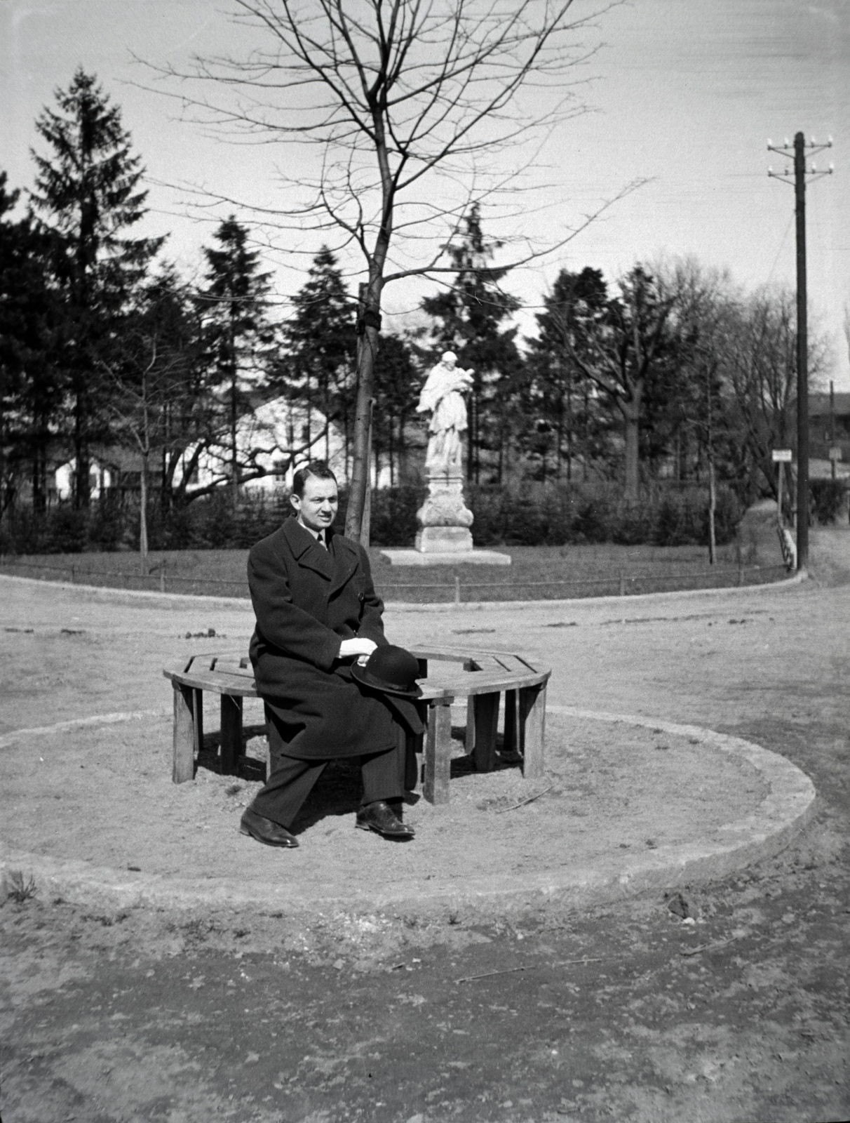 Czech Republik, Nový Jičín, Hřbitovní ulice, park a Jičínka folyó hídjánál, Nepomuki Szent János szobor (Socha sv. Jana Nepomuckého)., 1933, Lőrinczi Ákos, bench, man, Fortepan #135174
