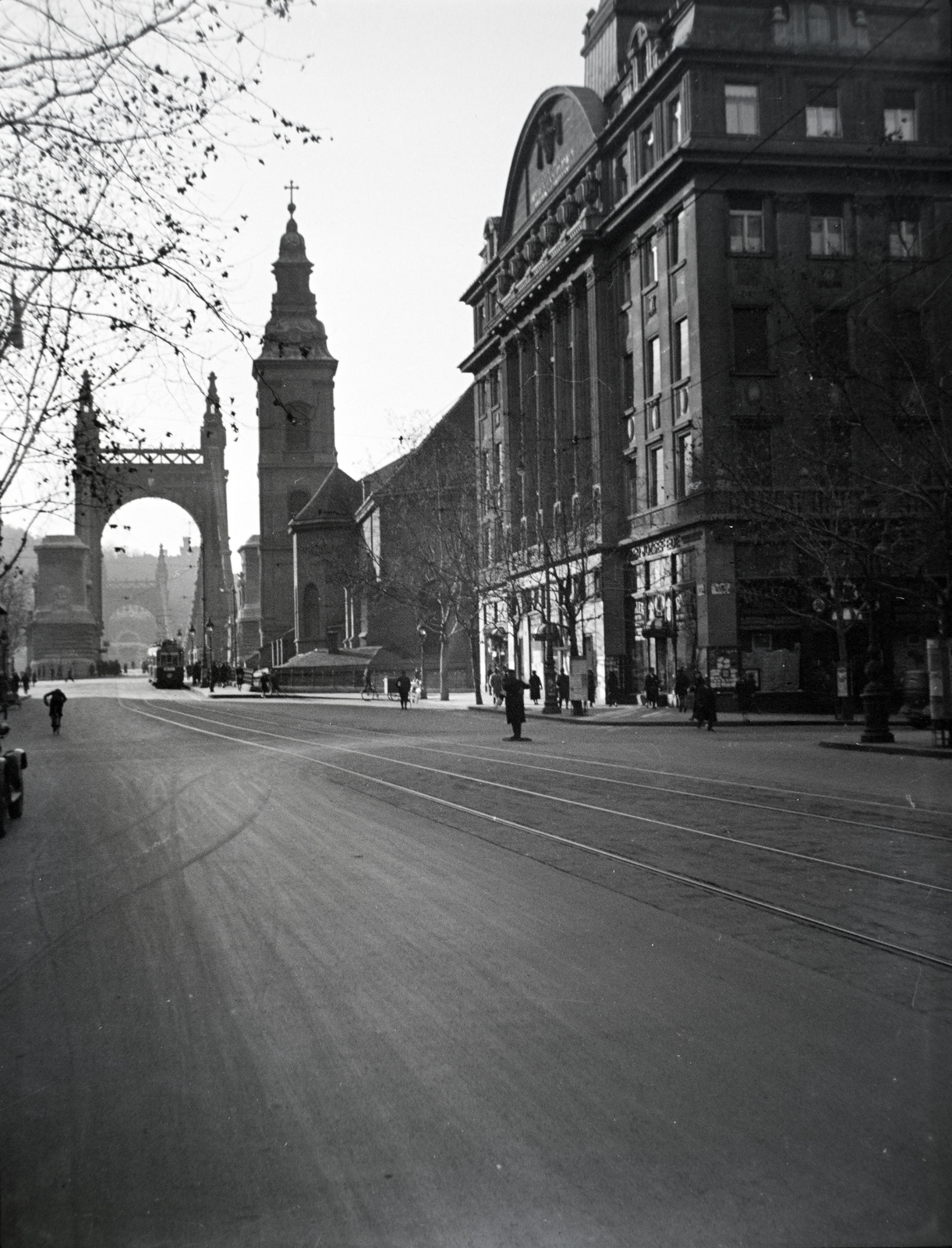 Hungary, Budapest V., Szabad sajtó (Eskü) út az Erzsébet híd felé nézve, jobbra a Belvárosi templom és a Piarista Gimnázium., 1931, Lőrinczi Ákos, bridge, high school, university, Piarist Order, eclectic architecture, Budapest, suspension bridge, Duna-bridge, Antal Kherndl-design, Aurél Czekelius-design, Dezső Hültl-design, tricycle, Fortepan #135180