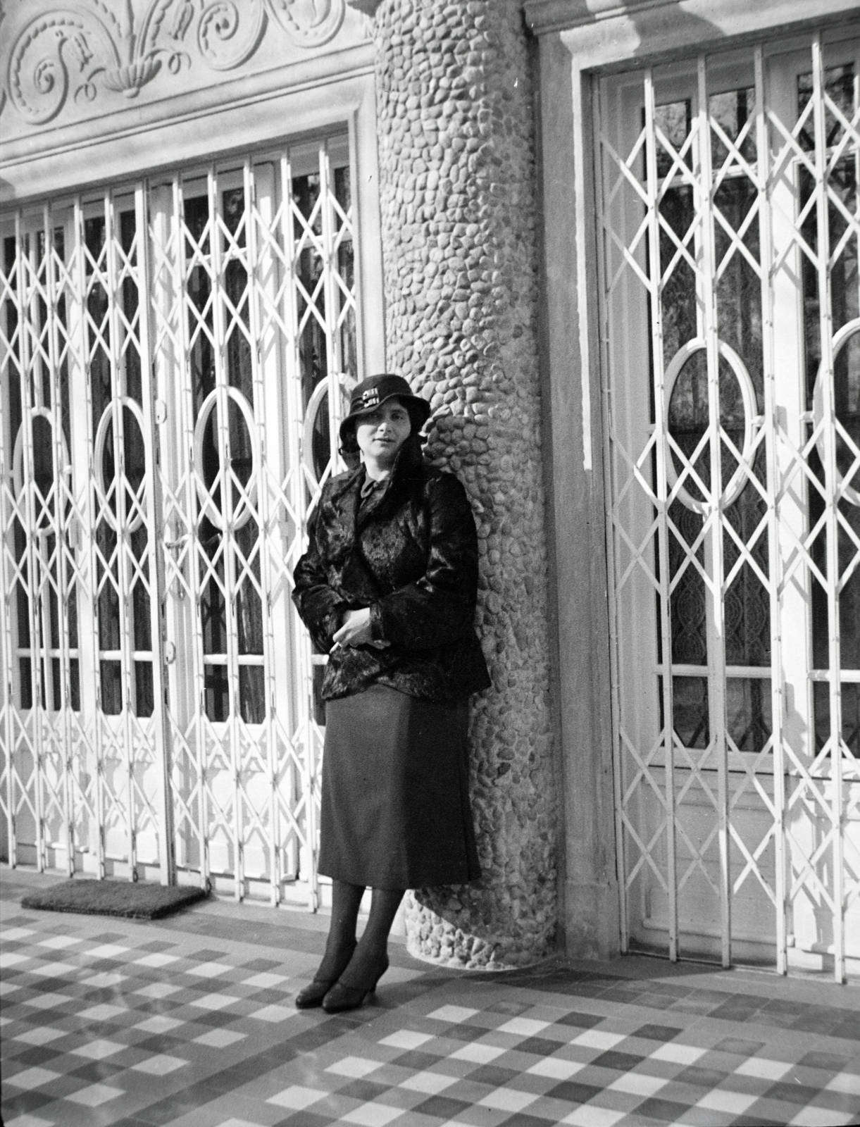 1935, Lőrinczi Ákos, ajtórács, bunda, hölgy, Fortepan #135183