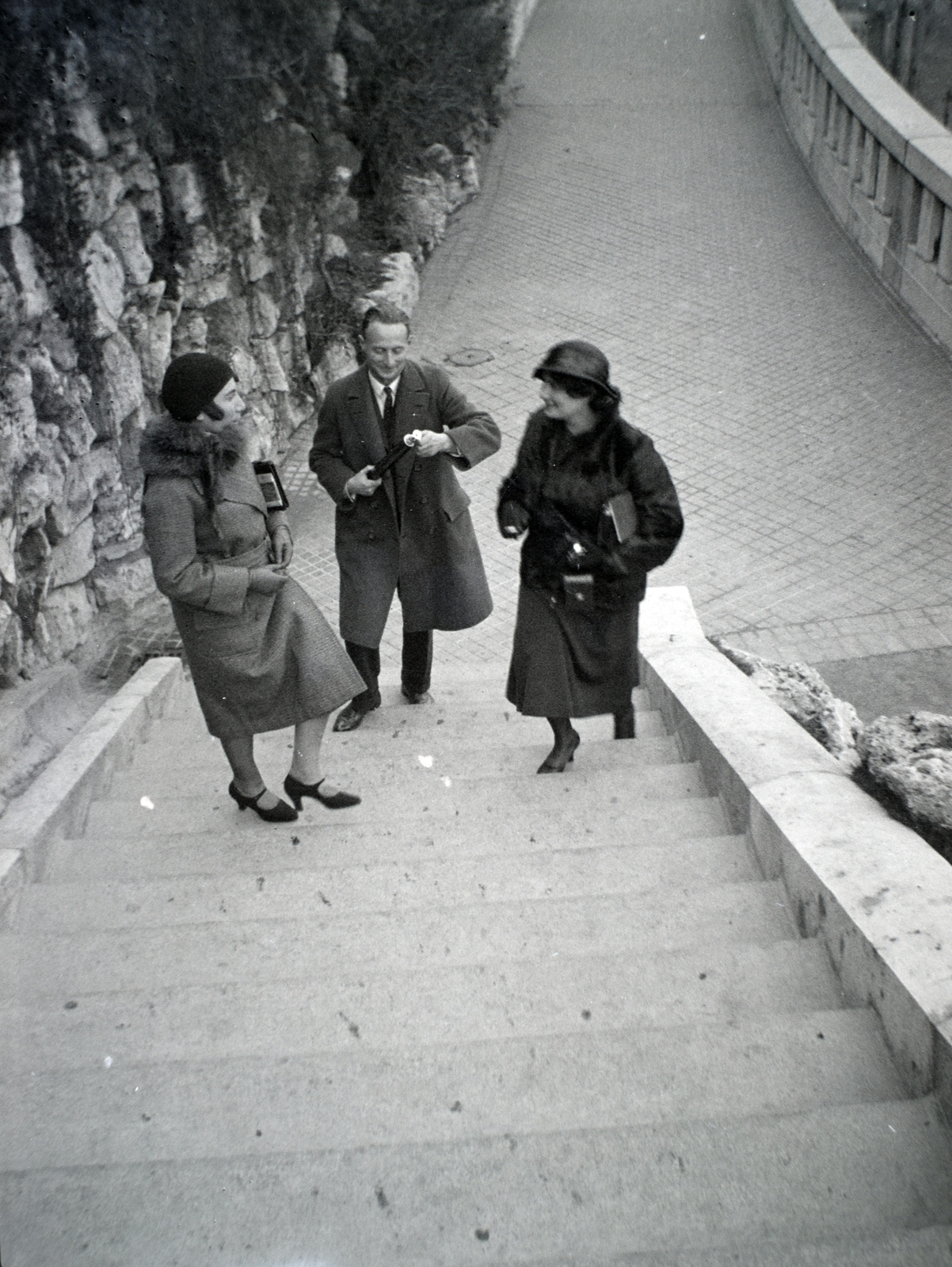 Hungary, Budapest I., Szent Gellért lépcső a Szent Gellért szobor alatti vízesésnél lévő híd felé nézve., 1936, Lőrinczi Ákos, Budapest, plan view, stairs, three people, Fortepan #135186