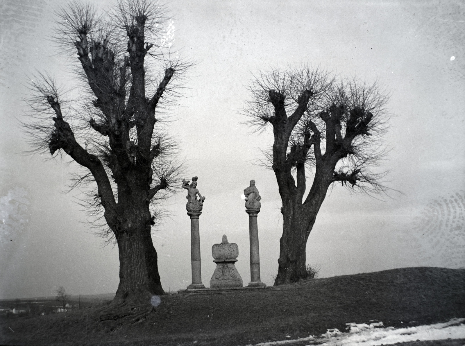 Czech Republik, Nový Jičín, Na Drážkách ulice, Szent Rókus és Szent Sebestyén szobor (Sousoší sv. Rocha a Šebestiána)., 1932, Lőrinczi Ákos, wood, sculpture, Fortepan #135204