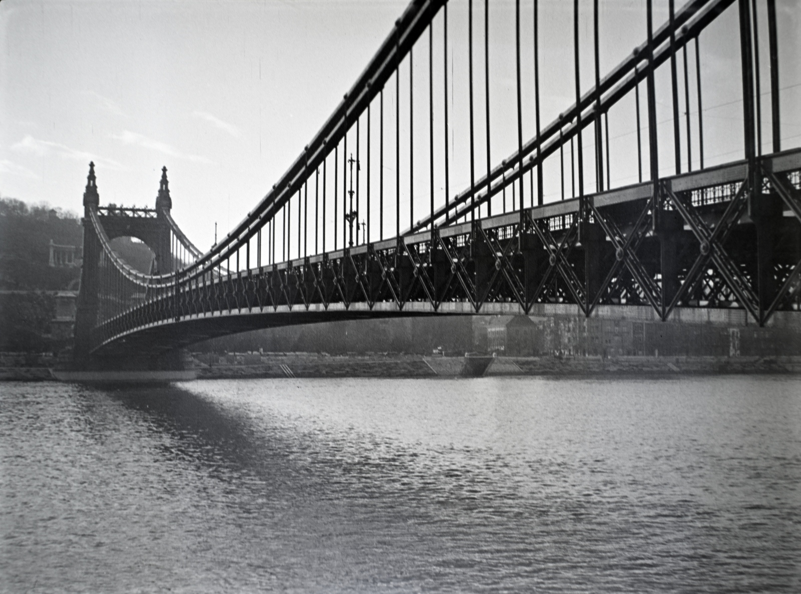 Hungary, Budapest V.,Budapest I., Erzsébet híd a pesti alsó rakpartról nézve., 1930, Lőrinczi Ákos, bridge, Danube, eclectic architecture, Budapest, suspension bridge, Duna-bridge, Antal Kherndl-design, Aurél Czekelius-design, Fortepan #135206