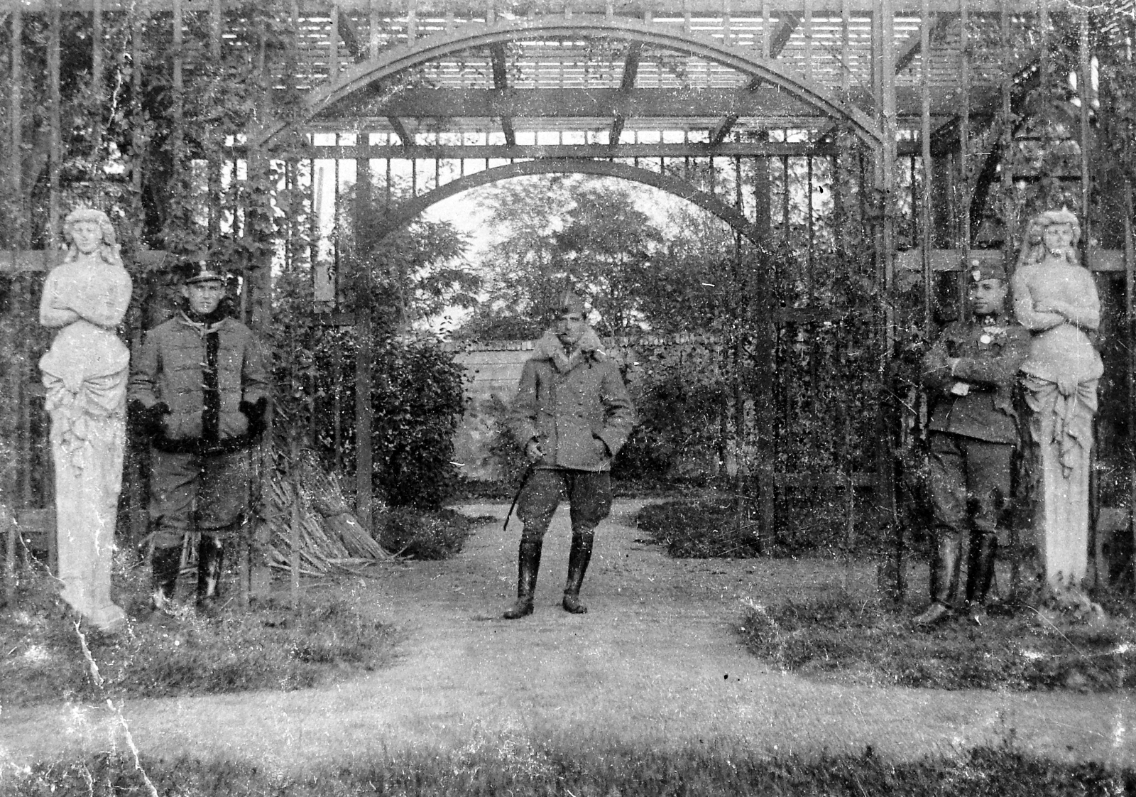 1916, Fortepan, First World War, uniform, sculpture, men, soldier, hands in pockets, arms crossed over the chest, Fortepan #13521