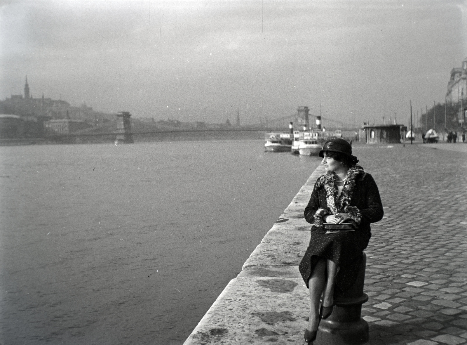 Hungary, Budapest V., pesti alsó rakpart, háttérben a Széchenyi Lánchíd., 1934, Lőrinczi Ákos, Budapest, Danube's shore, mooring bollard, Fortepan #135213