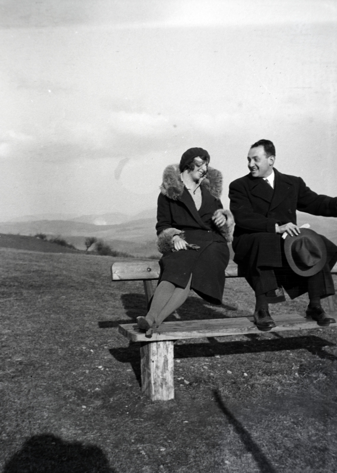 Czech Republik, Nový Jičín, a felvétel a Svinec-hegyen, a kőkereszt melletti padnál készült., 1932, Lőrinczi Ákos, bench, hat in hand, sitting on backrest of a bench, Fortepan #135218