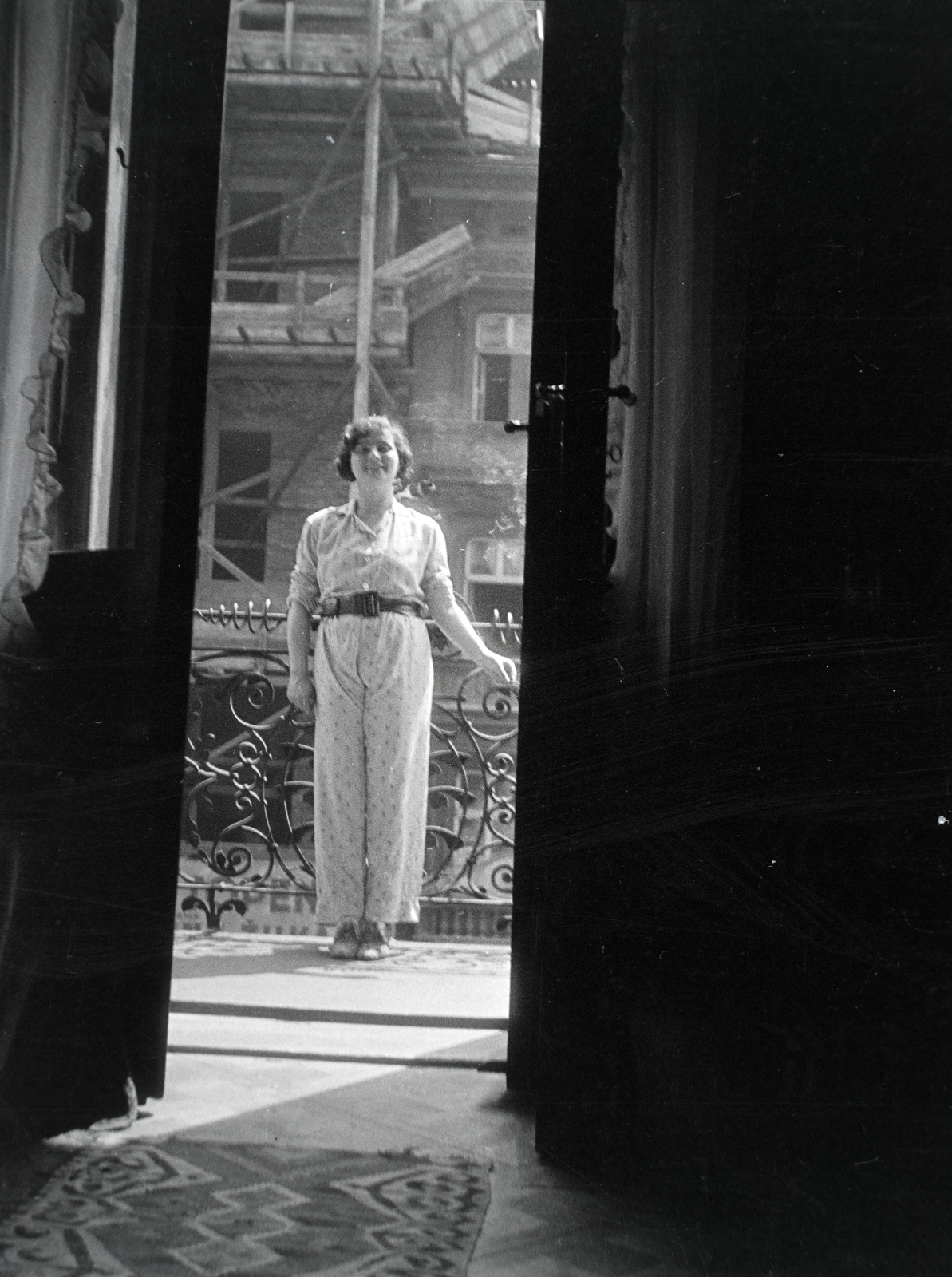 Csehország, Prága, Vinohradská ulice 13., Kurz Auguszta albérlete., 1931, Lőrinczi Ákos, hölgy, öv, Fortepan #135219