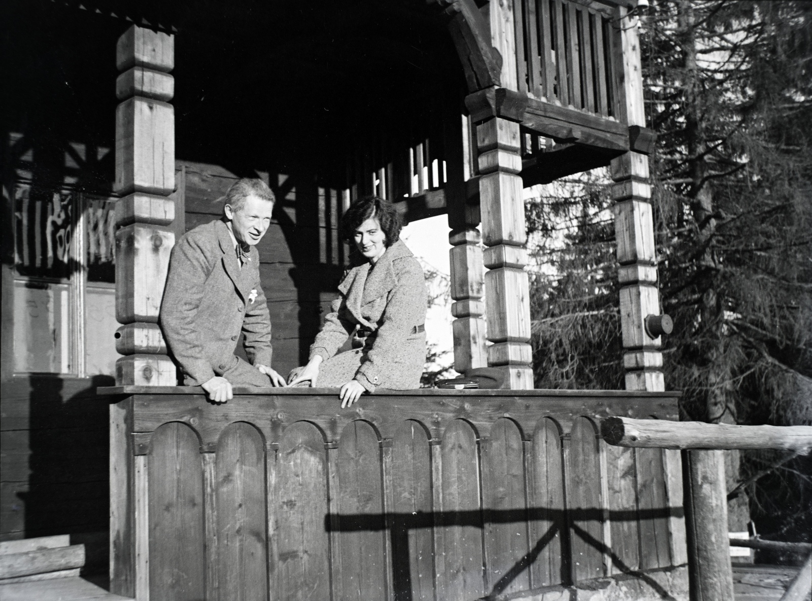 1931, Lőrinczi Ákos, sitting on a handrail, Fortepan #135221