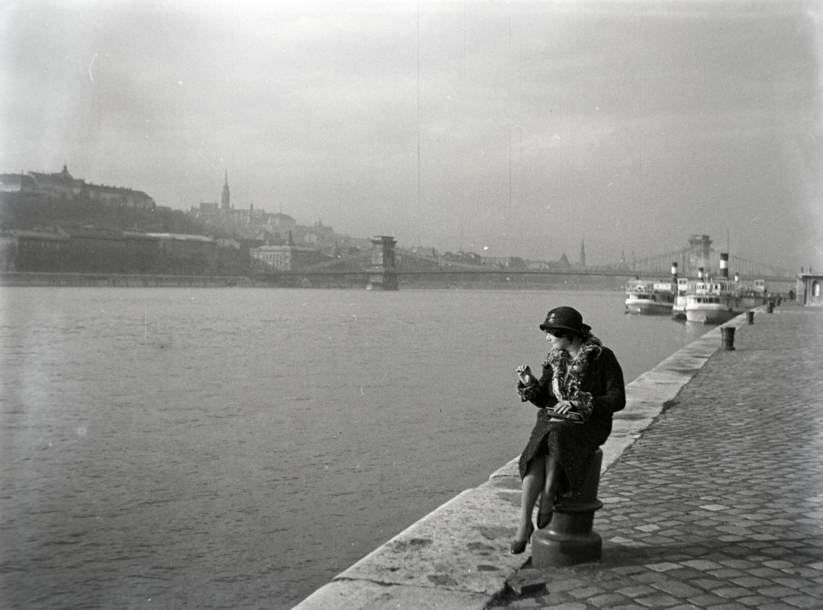 Hungary, Budapest V., pesti alsó rakpart, háttérben a Széchenyi Lánchíd., 1934, Lőrinczi Ákos, Budapest, mooring bollard, Fortepan #135239