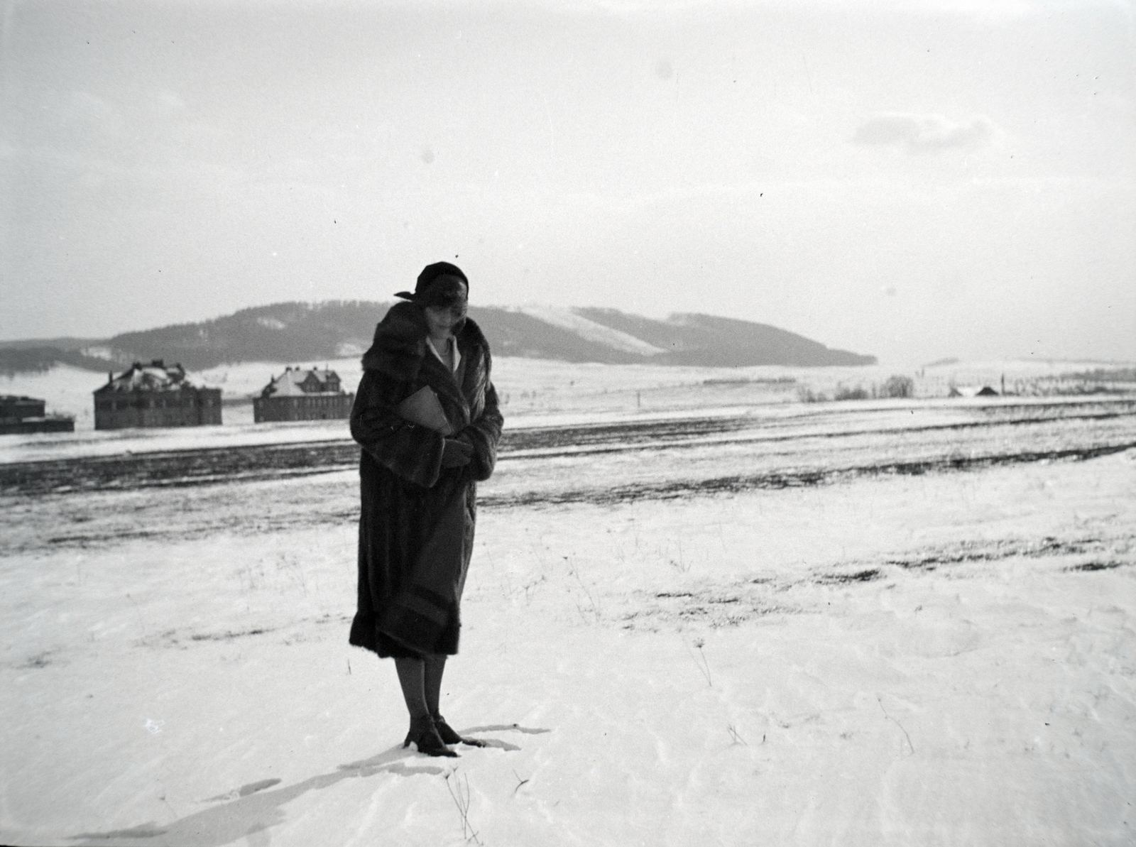 Czech Republik, Nový Jičín, háttérben az ulice Gregorova 35. és 37. számú ház., 1932, Lőrinczi Ákos, snow, fur coat, Fortepan #135244