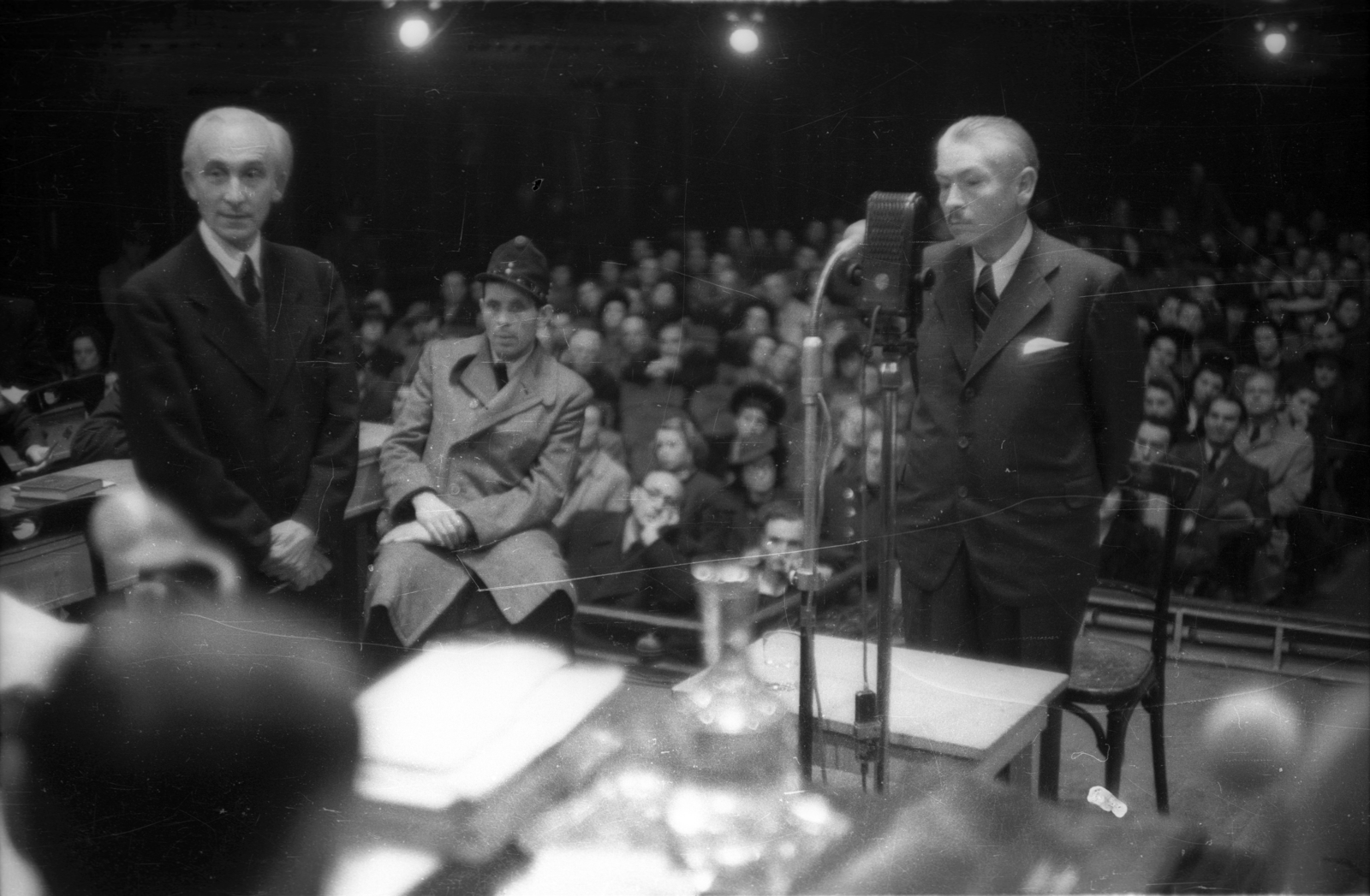 Magyarország, Budapest VI., háborús főbűnösök felelősségrevonása a dr. Major Ákos vezette népbíróság előtt, a Zeneakadémia Nagytermében tartott tárgyaláson. Balra áll Bárdossy László korábbi miniszterelnök, jobbra a mikrofonnál Rassay Károly korábbi politikus, lapszerkesztő., 1945, Mészáros Judit, mikrofon, miniszterelnök, Budapest, bírósági tárgyalás, Nemzetközi Törvényszék, Fortepan #135309