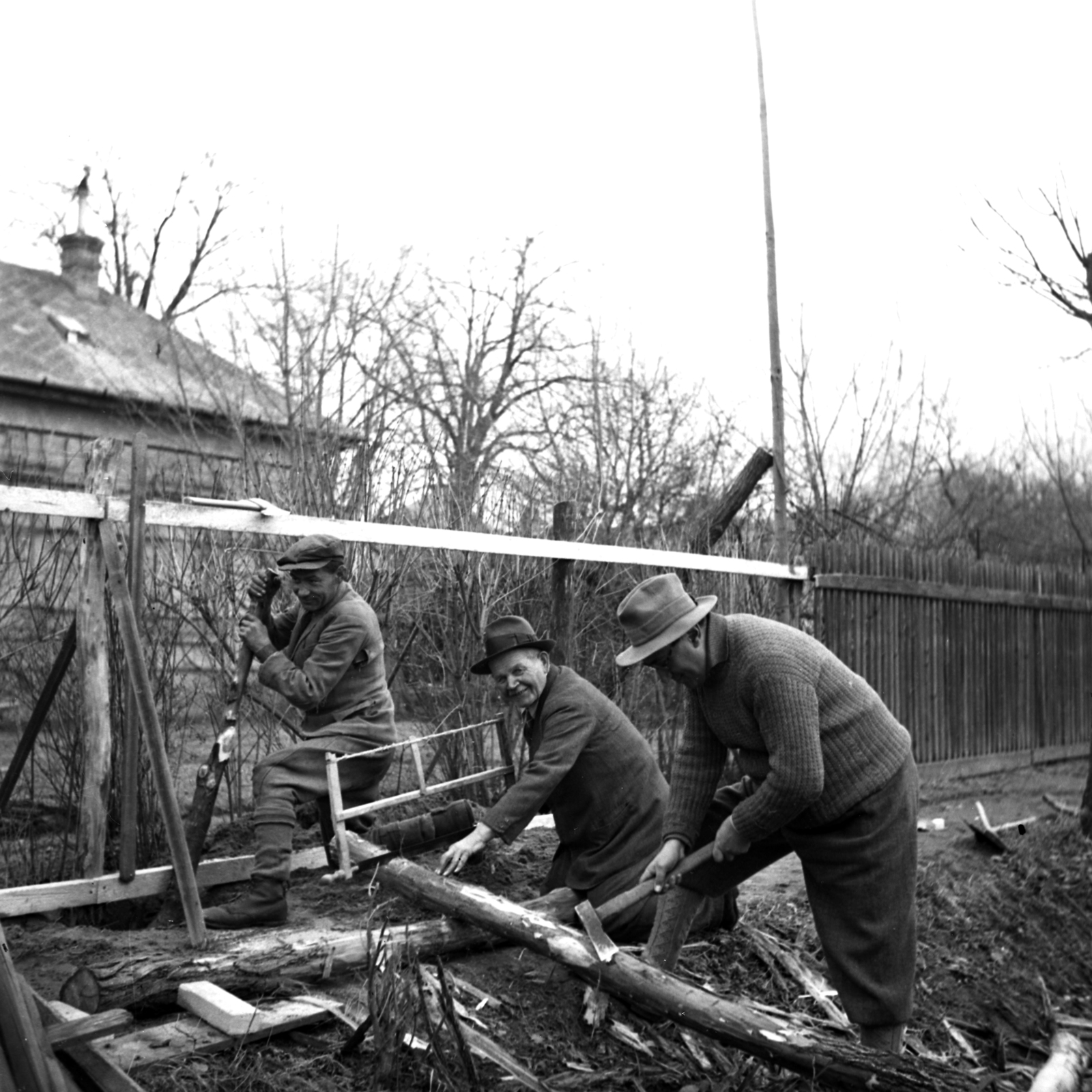 Hungary, Dunakeszi,Al-Duna, Batthyány Elemér utca 8., a Petanovits-ház kerítésének javítása., 1937, Kölcsey Ferenc Dunakeszi Városi Könyvtár / Petanovits fényképek, Fortepan #135352