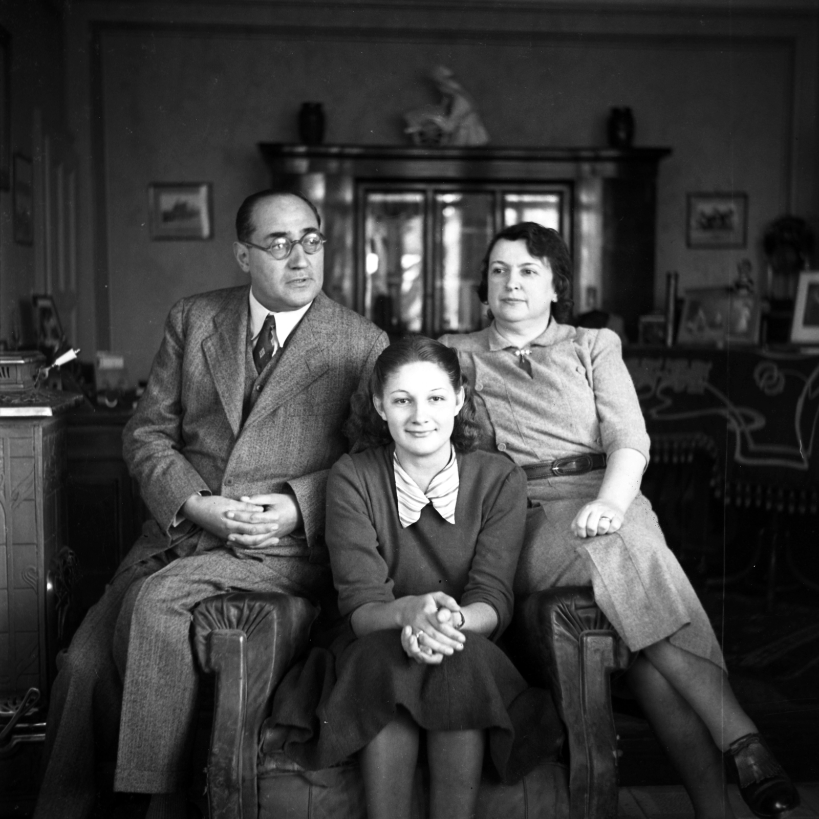 Hungary, Dunakeszi,Al-Duna, Petanovits József szállodatulajdonos és családja az otthonukban., 1938, Kölcsey Ferenc Dunakeszi Városi Könyvtár / Petanovits fényképek, intertwined fingers, sitting on the armrest of a chair, Fortepan #135366