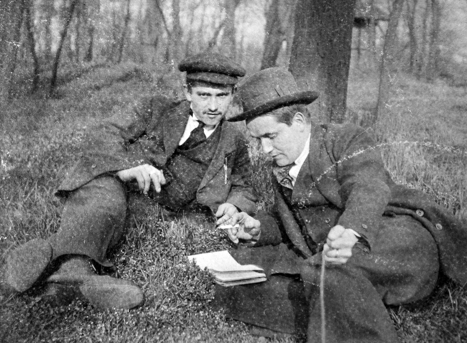 1922, Fortepan, szabadidő, erdő, kalap, dohányzás, könyv, olvasás, kényelem, férfiak, kettős portré, Fortepan #13550