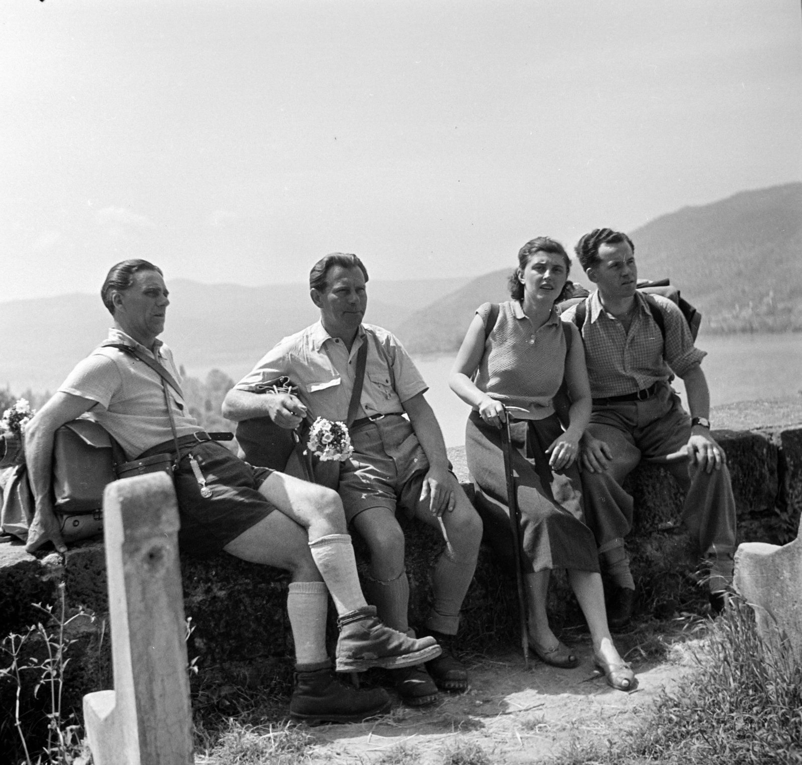 Hungary,Danube Bend, Visegrád, Alsóvár., 1951, Fortepan/Album019, leg over leg, sitting on a wall, tableau, tourist, Fortepan #135563