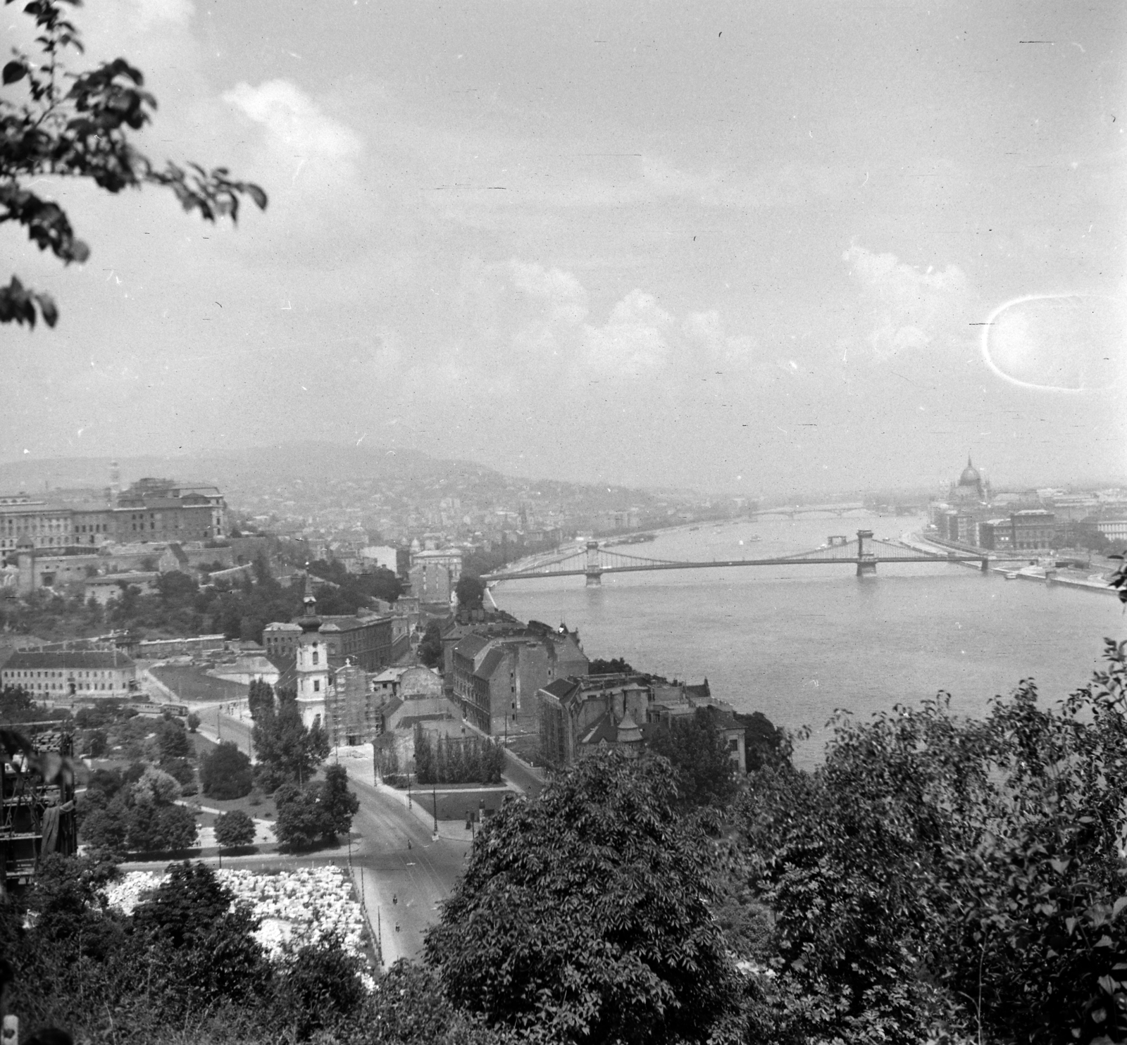 Magyarország, Budapest I., kilátás a Gellérthegyről a Széchenyi Lánchíd felé. Balra a Budavári Palota (korábban Királyi Palota), jobbra a Parlament., 1960, Fortepan/Album019, folyó, Duna, Budapest, Fortepan #135564