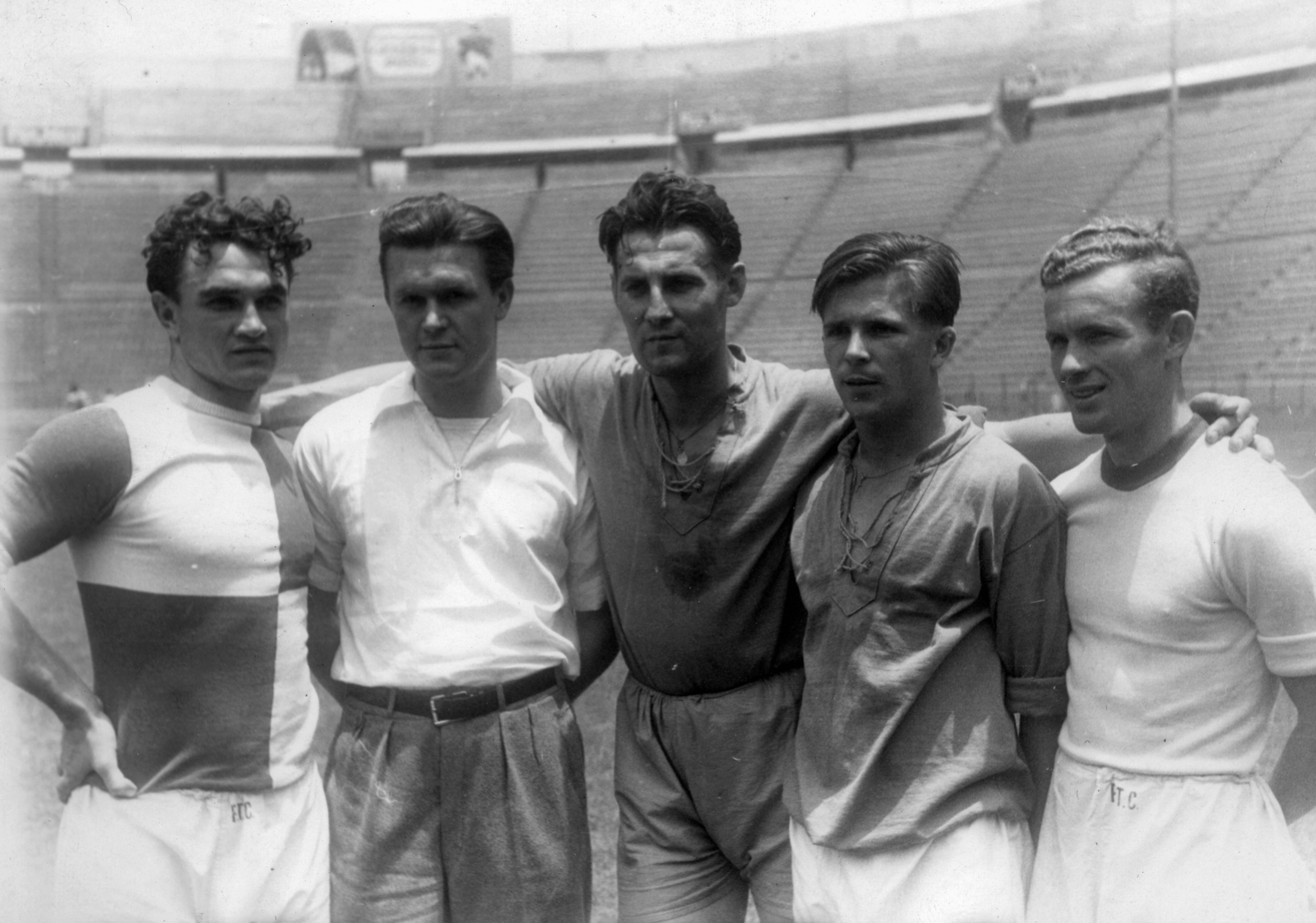 Mexico, Mexico City, Azul Stadion. Mike, Szusza (kölcsönjátékos), Sárosi dr, Puskás (kölcsönjátékos), Lakat. A felvétel a Ferencváros mexikói túráján 1947 nyarán készült., 1947, Szabó József, arms around shoulders, tableau, football, Fortepan #135581