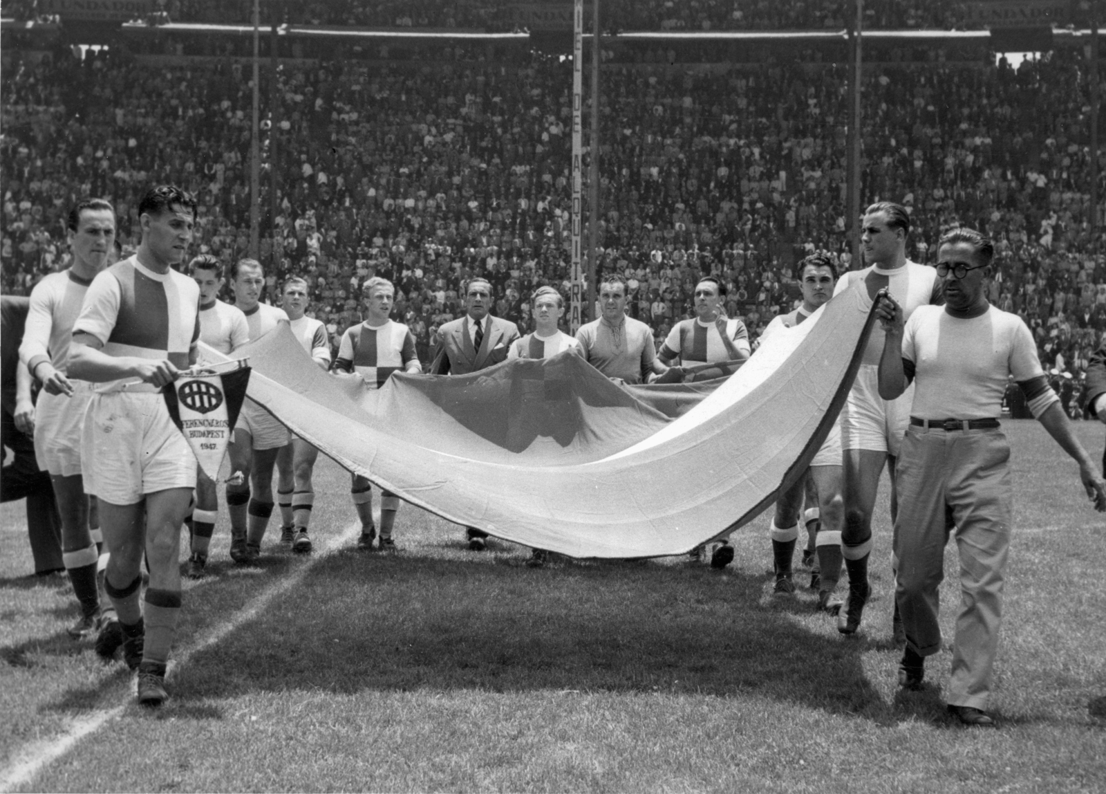 Mexico, Mexico City, Azul Stadion. Sárosi dr. csapatkapitány, Henni, Szabó, Ónody, Puskás (kölcsönjátékos), Gyulai, ?, Lakat, Csikós, Hernádi, Mike, Kispéter, Opata Zoltán (edző). A felvétel a Ferencváros mexikói túráján 1947 nyarán készült., 1947, Szabó József, football, Fortepan #135586
