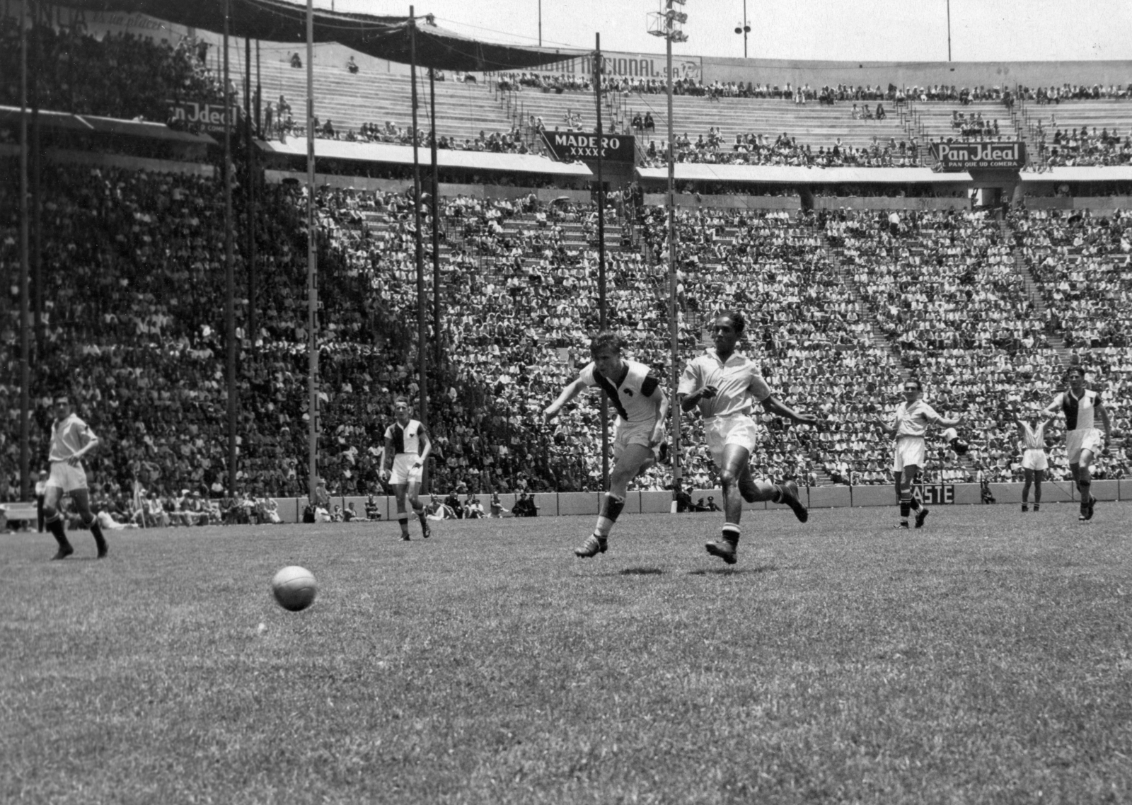 Mexico, Mexico City, Azul Stadion. Puskás (kölcsönjátékos) kapura lő. Balra Mészáros (kölcsönjátékos), jobbra Sárosi dr követi az akciót. A felvétel a Ferencváros mexikói túráján 1947 nyarán készült., 1947, Szabó József, football, soccer field, stadium, Fortepan #135589