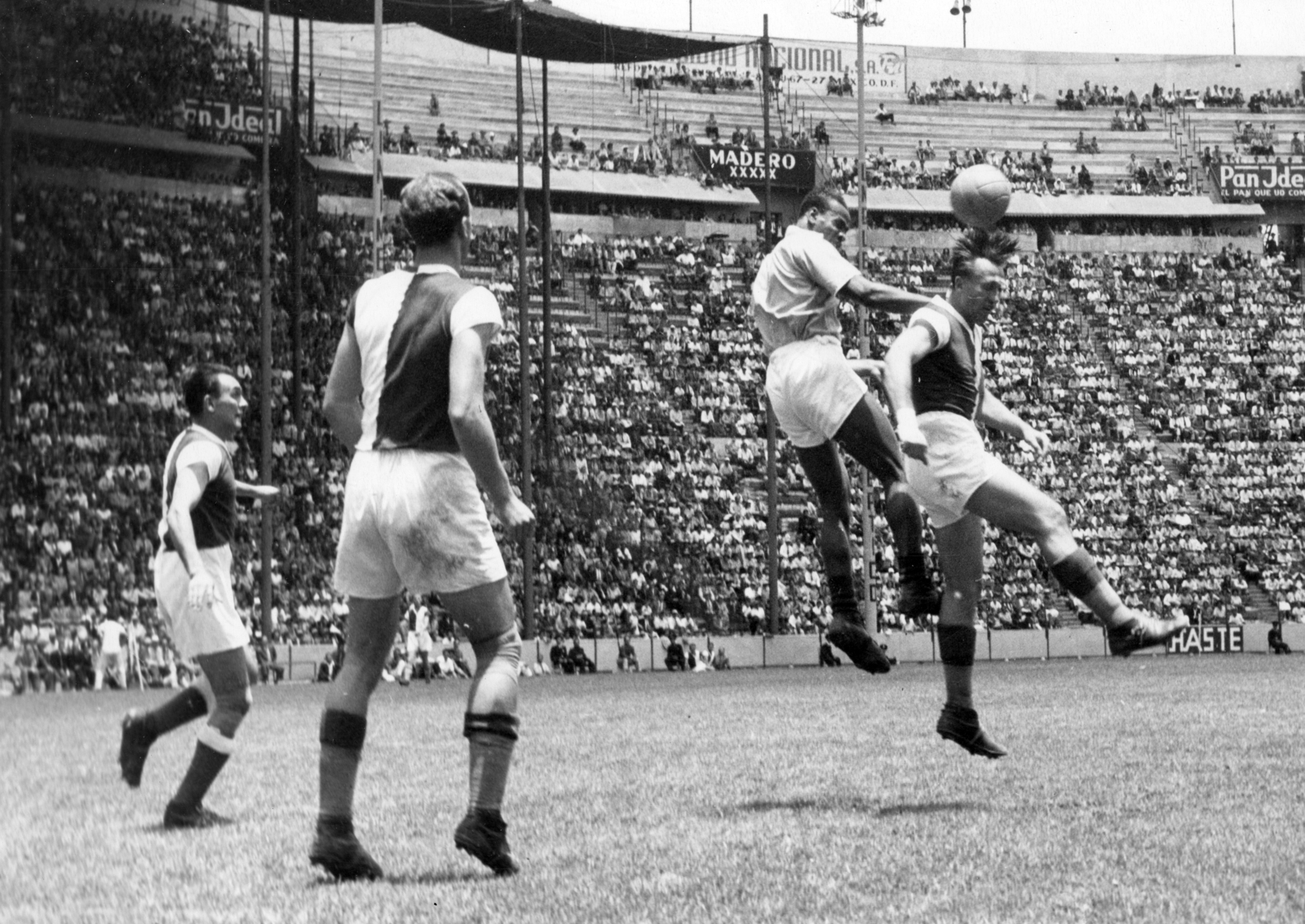 Mexico, Mexico City, Azul Stadion. Kéri fejel, Hernádi és Csanádi biztosít. A felvétel a Ferencváros mexikói túráján 1947 nyarán készült., 1947, Szabó József, football, soccer field, stadium, Fortepan #135590