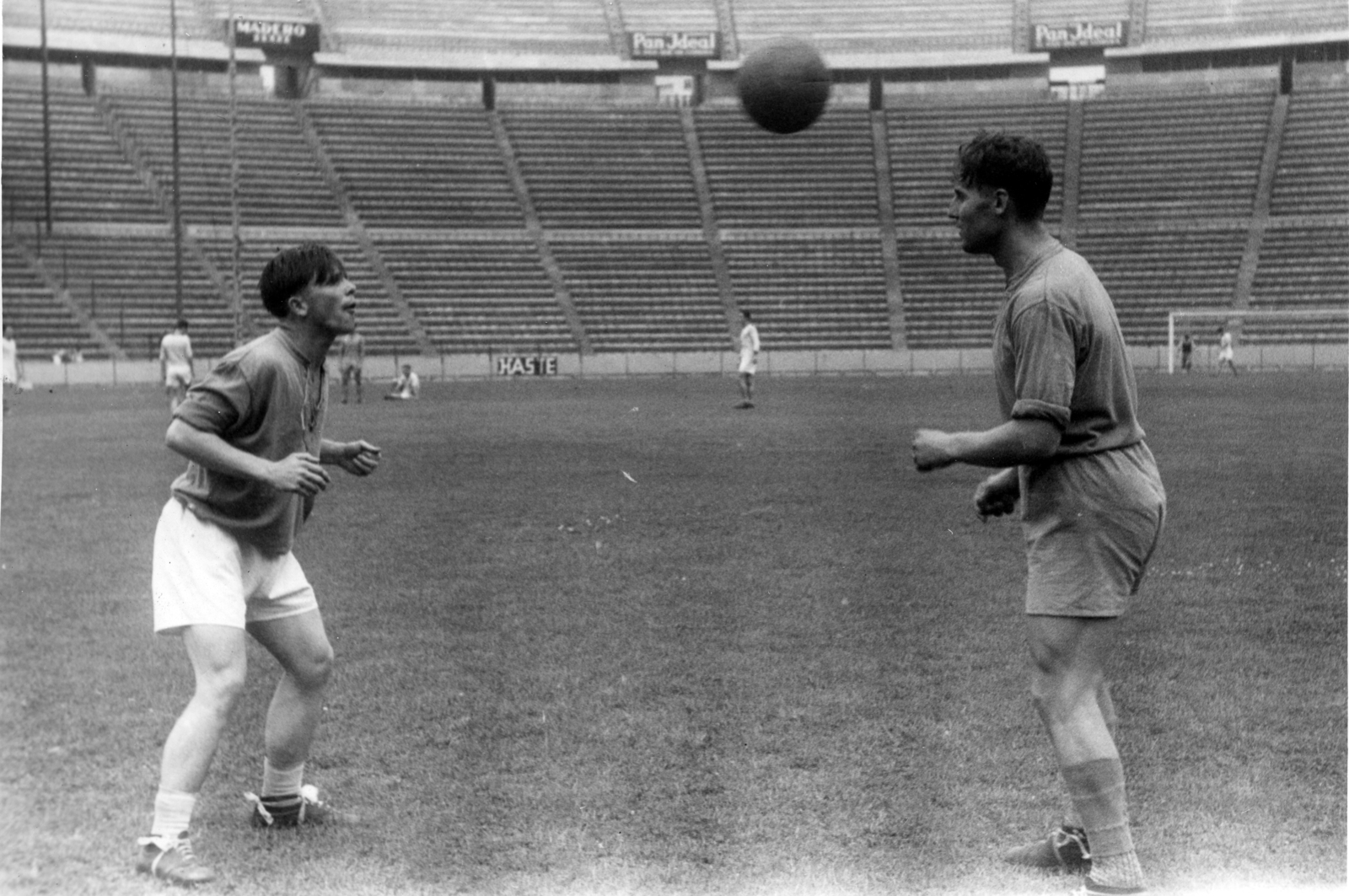 Mexico, Mexico City, Azul Stadion. Sárosi dr és Puskás (kölcsönjátékos) az edzésen. A felvétel a Ferencváros mexikói túráján 1947 nyarán készült., 1947, Szabó József, football, soccer field, Fortepan #135594