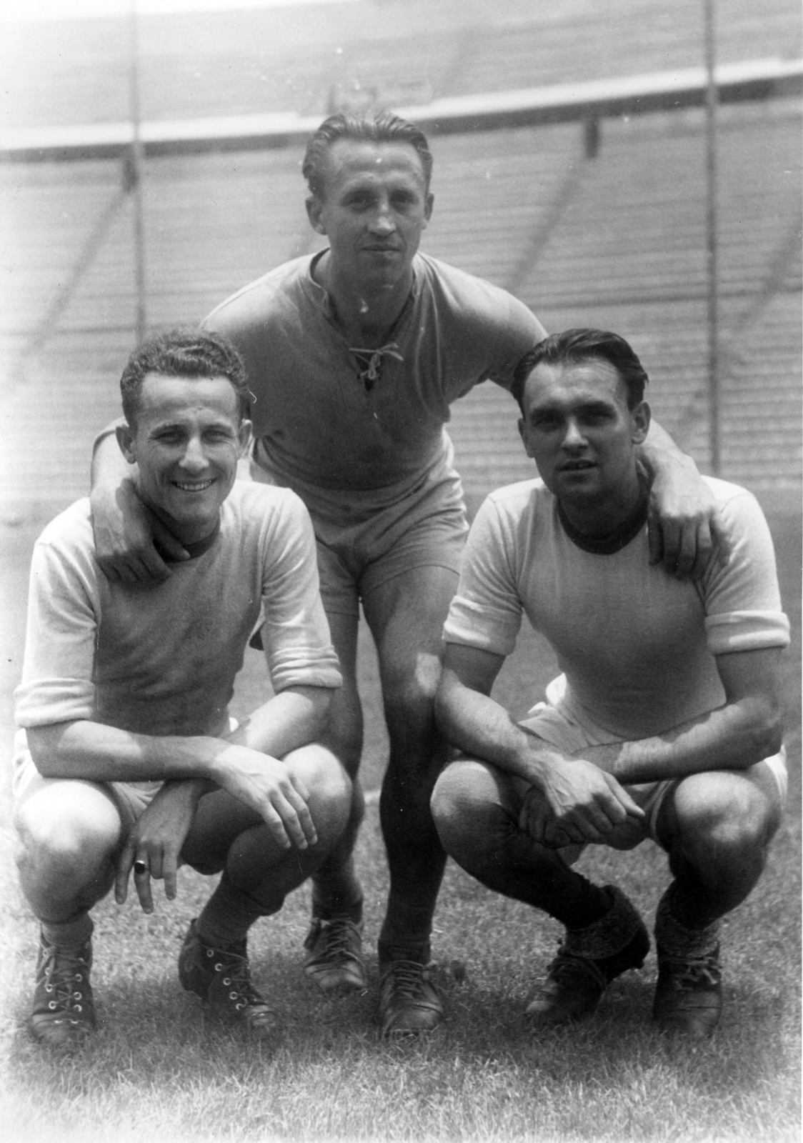 Mexico, Mexico City, Azul Stadion. Mészáros (kölcsönjátékos), Kéri, Hernádi. A felvétel a Ferencváros mexikói túráján 1947 nyarán készült., 1947, Szabó József, squatting, arms around shoulders, football, Fortepan #135598