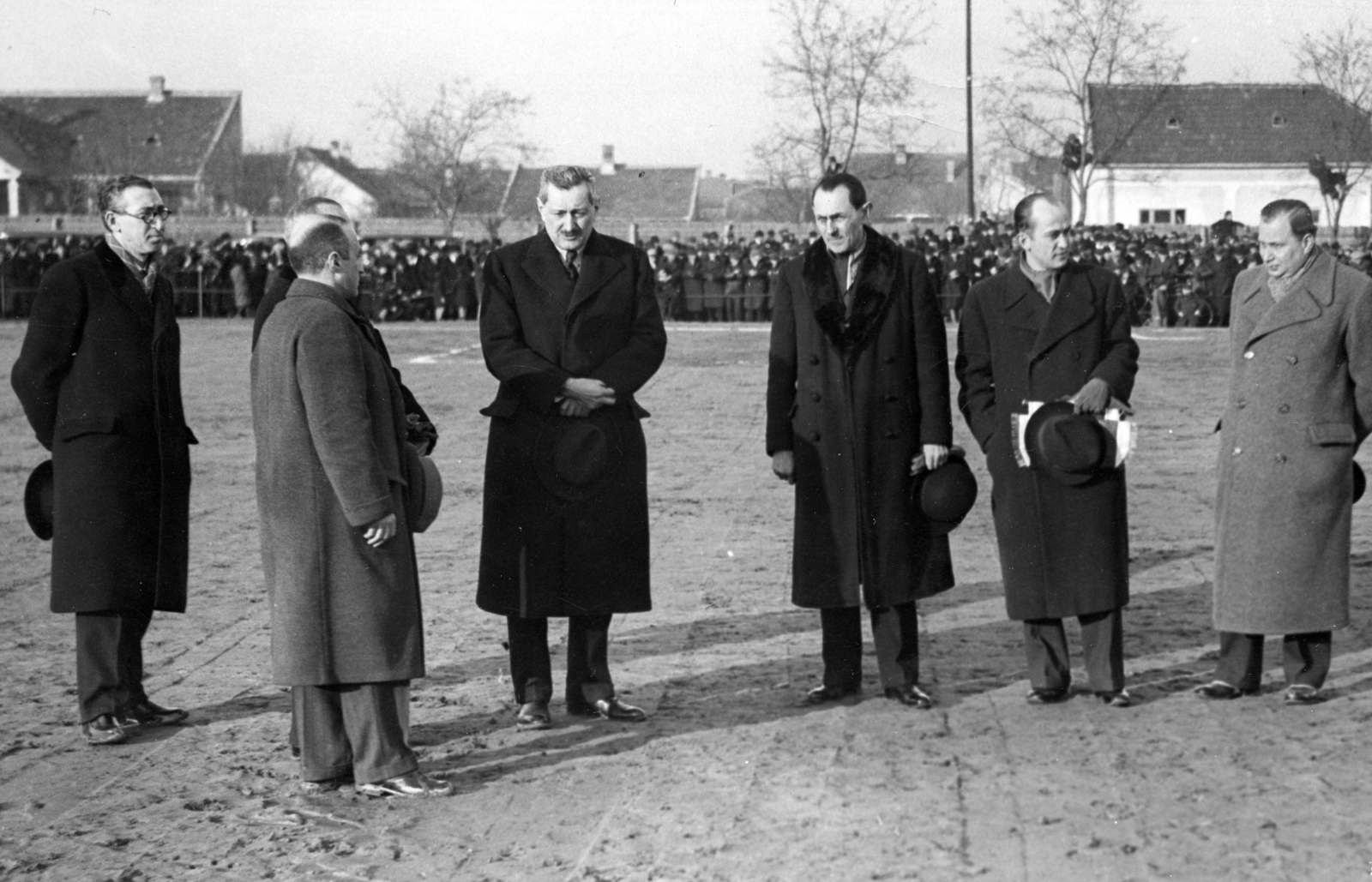 Hungary, Csepel, Budapest XXI., a Csepeli Weiss Manfréd FC (előtte Csepel FC) Katona József utcai pályája a Bajcsy-Zsilinszky (Tamássy József) út és a Táncsics Mihály (József) utca között. A Ferencváros vendégjátéka alkalmával lovag Wahl Jenő (balra világos kabátban) üdvözölte a vendégcsapat vezetőit (tőle jobbra) dr. Usetty Béla, vitéz Kemenessy Sándor, dr. Tóth Lajos, Nagy László., 1938, Szabó József, Budapest, hat in hand, Fortepan #135605