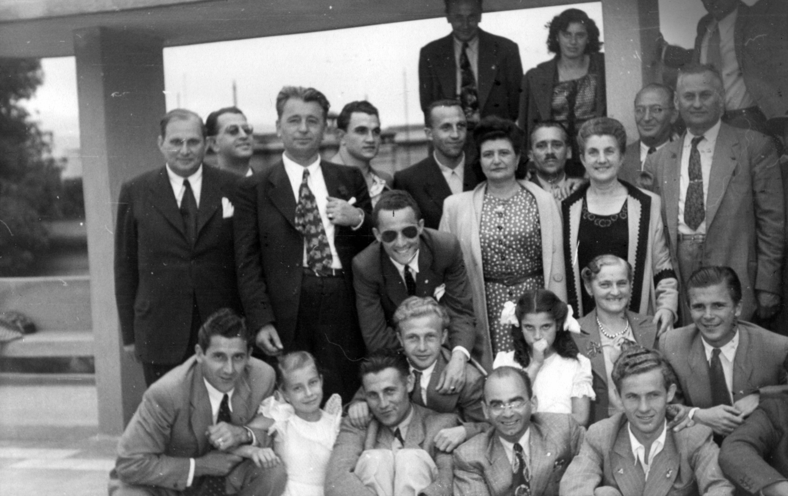 Mexico, bal oldalon Nagy László klubelnök áll, a negyedik Mike, mellette Kéri, előttük napszemüveggel Mészáros (kölcsönjátékos), az első sorban Rudas, Sárosi dr, Gyulai, jobb oldalon Lakat, felette Puskás (kölcsönjátékos). A felvétel a Ferencváros mexikói túráján 1947 nyarán készült., 1947, Szabó József, suit, tableau, football, Fortepan #135606