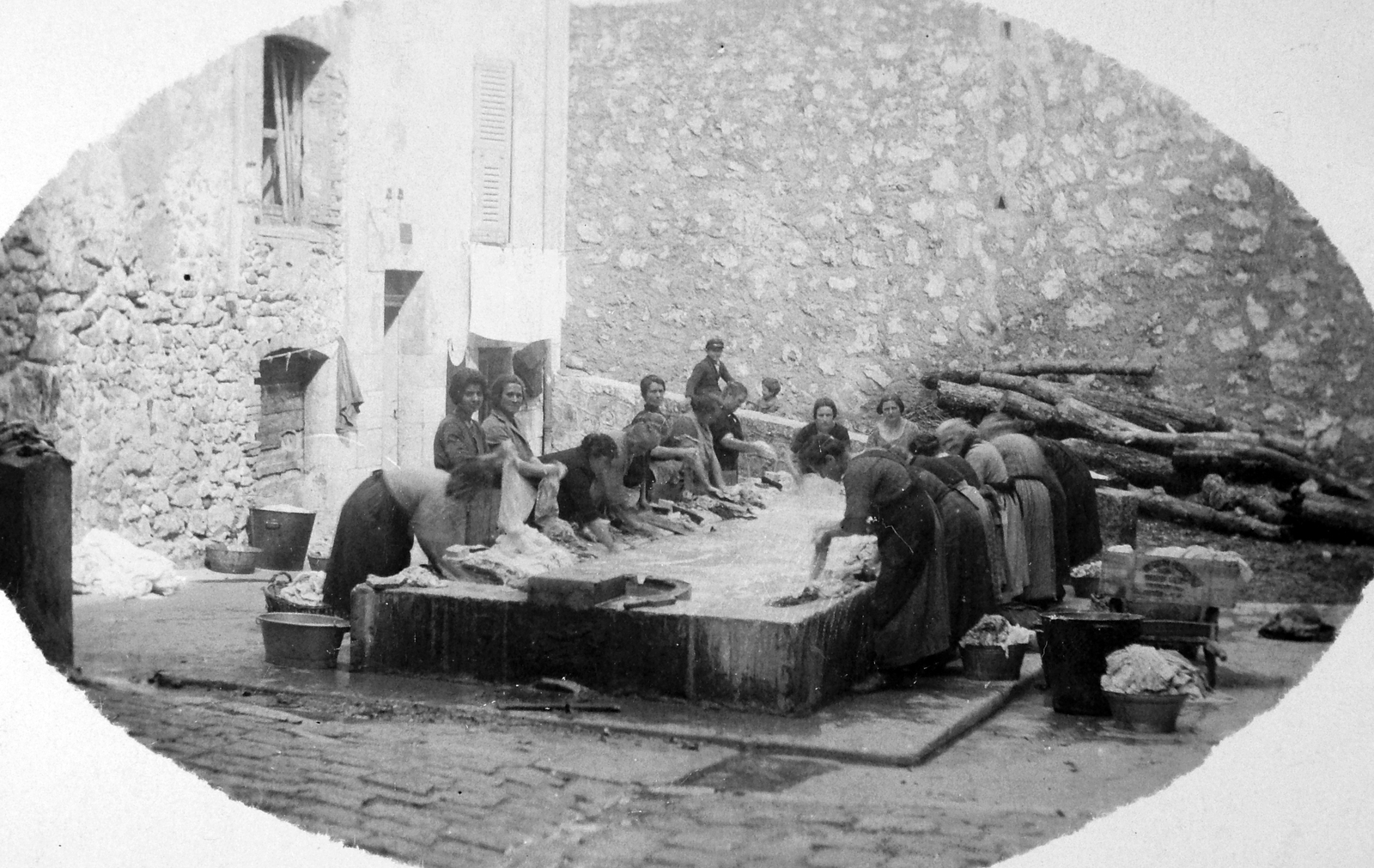 France, Rue de la Tourraque és a Rue du Lavoir sarkán lévő nyilvános mosóház / medence., 1930, Fortepan, tableau, work, washing, Fortepan #13561