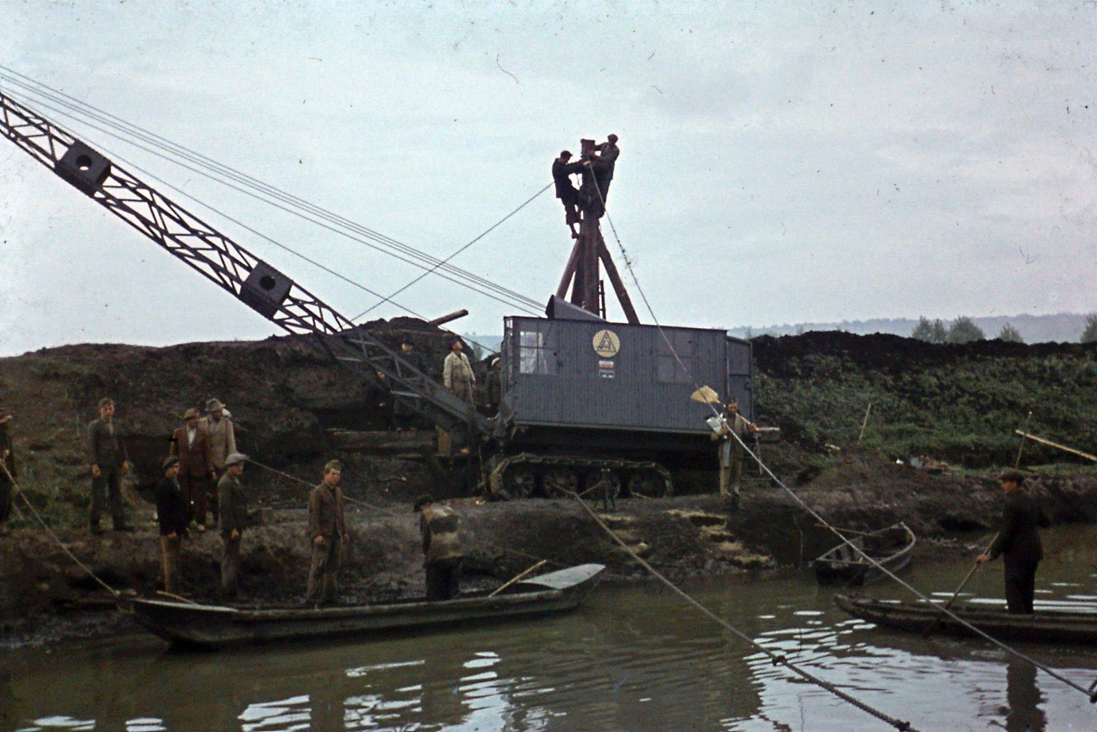Hungary, Kis-Balaton, a Zala folyó medrének kotrásán dolgozók., 1942, Szabó Viktor, machine, Fortepan #135633